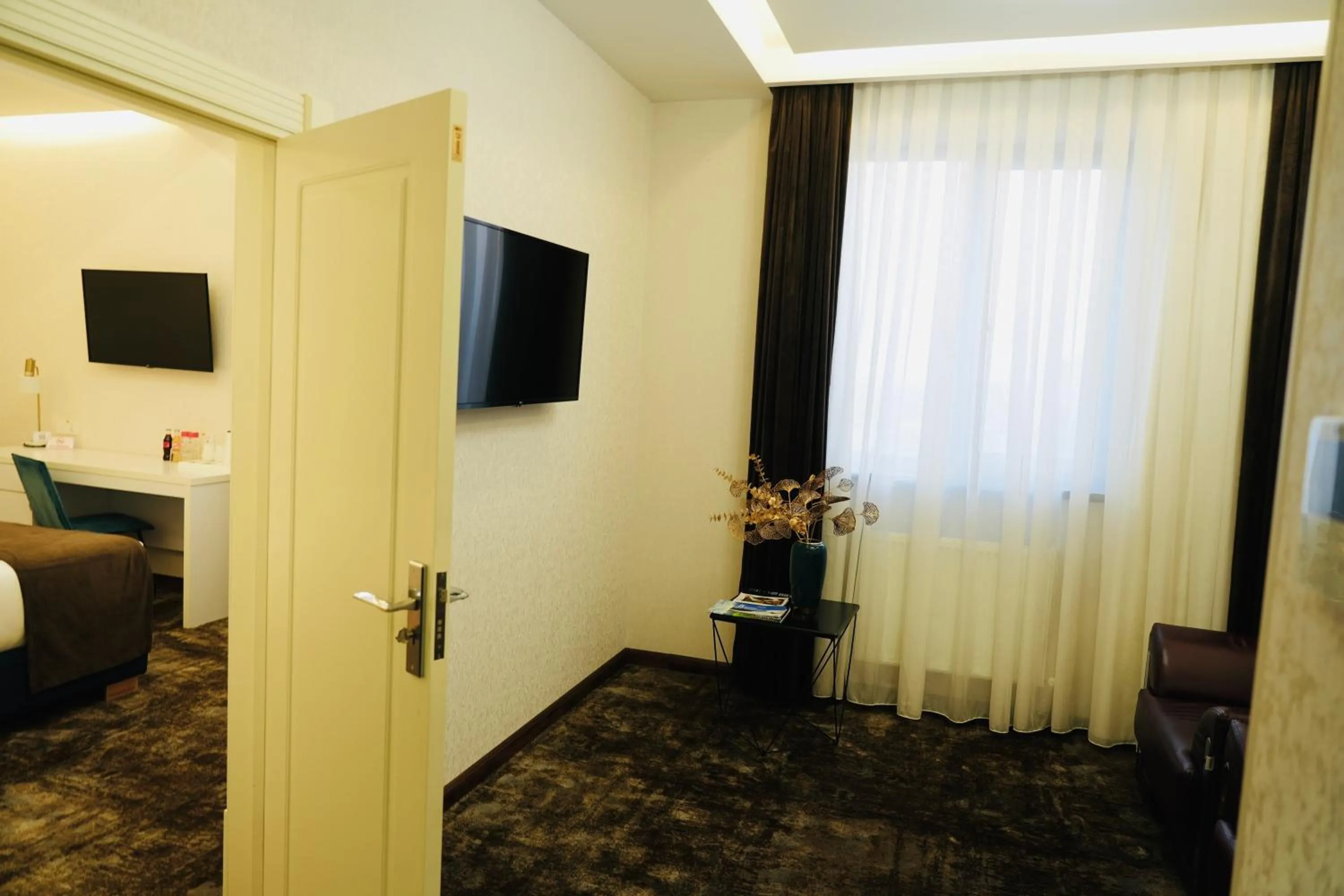 Communal lounge/ TV room, Bed in Garnet Mir Hotel