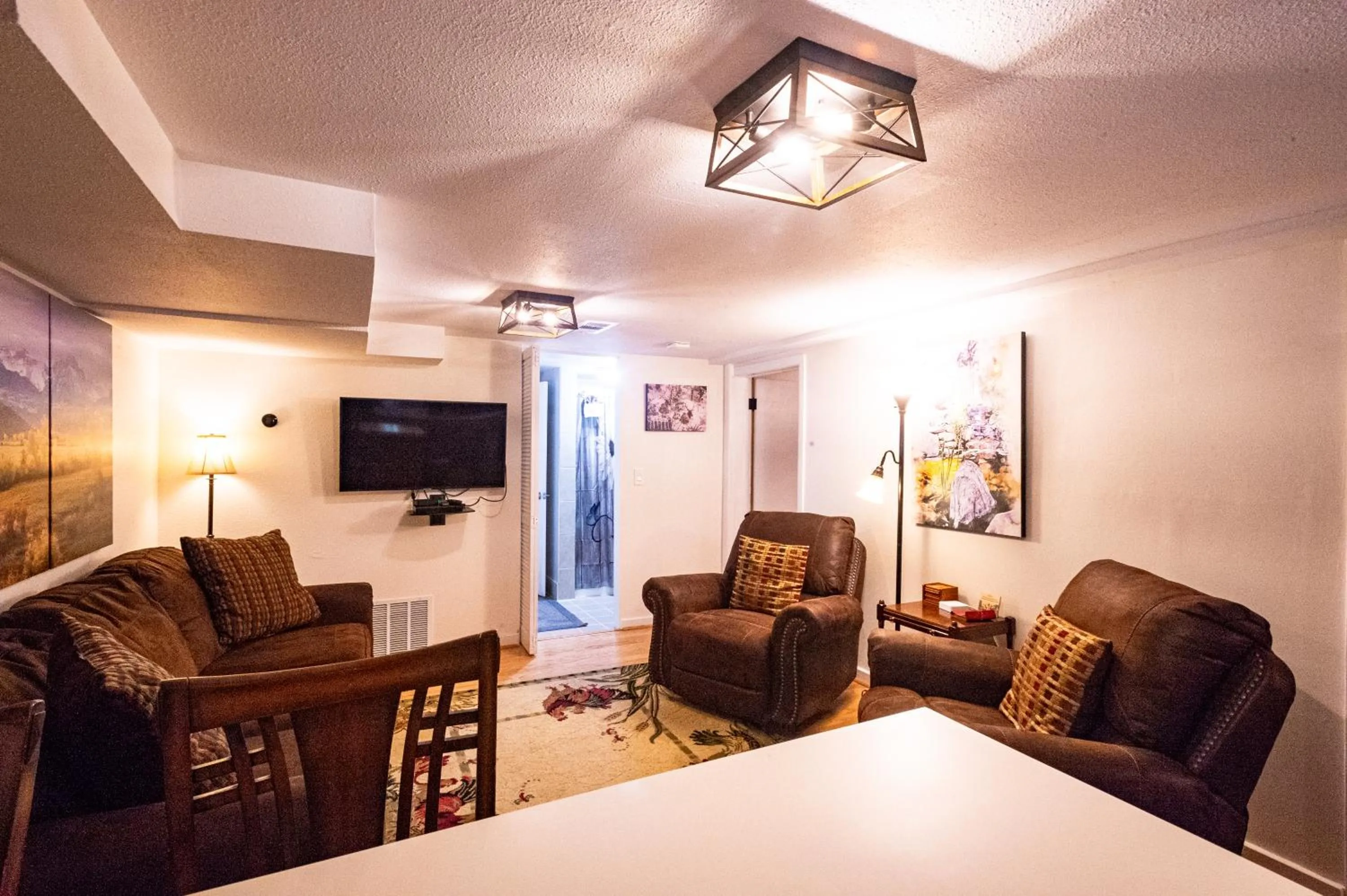 Living room in Alpen Way Chalet Mountain Lodge