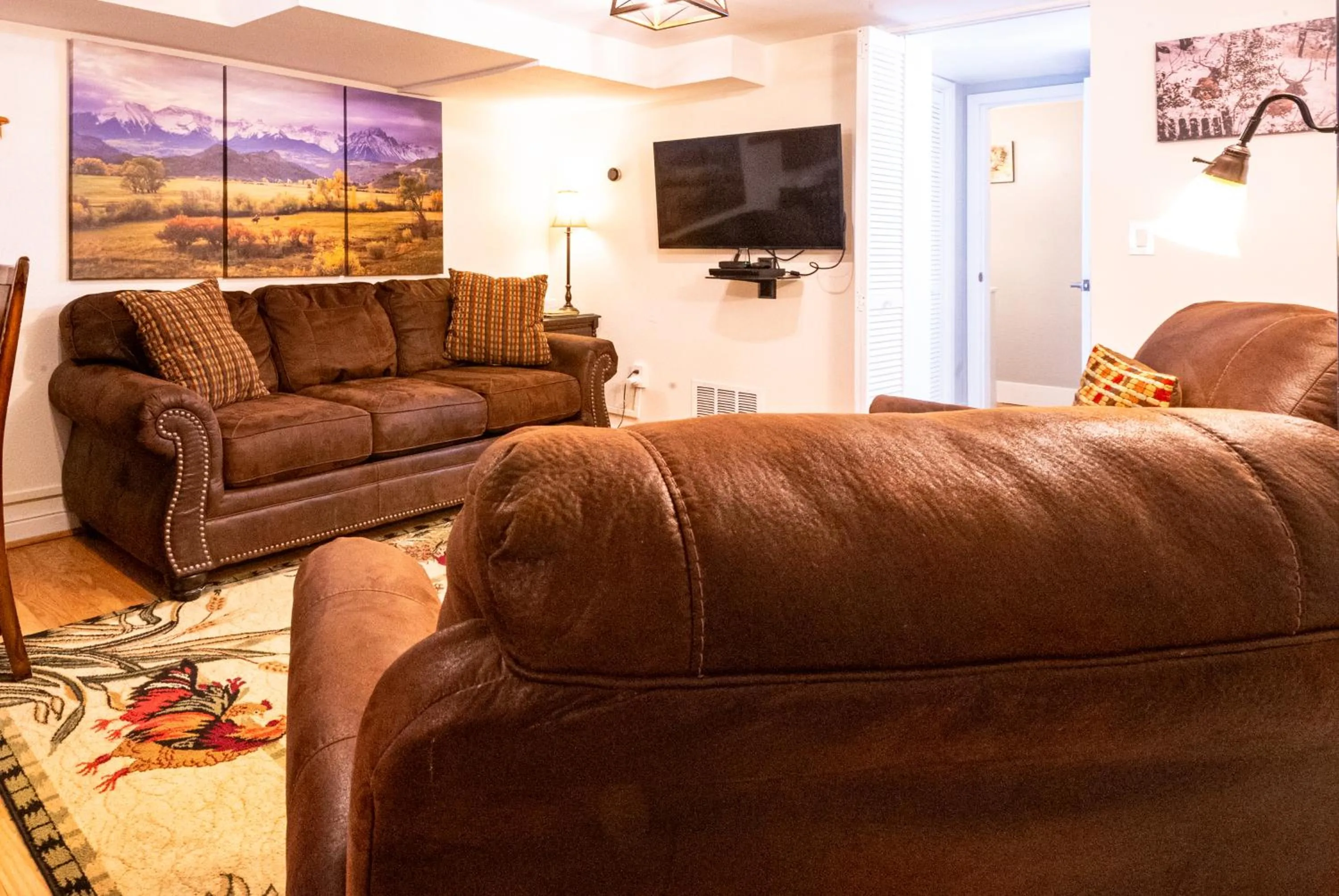 Living room in Alpen Way Chalet Mountain Lodge