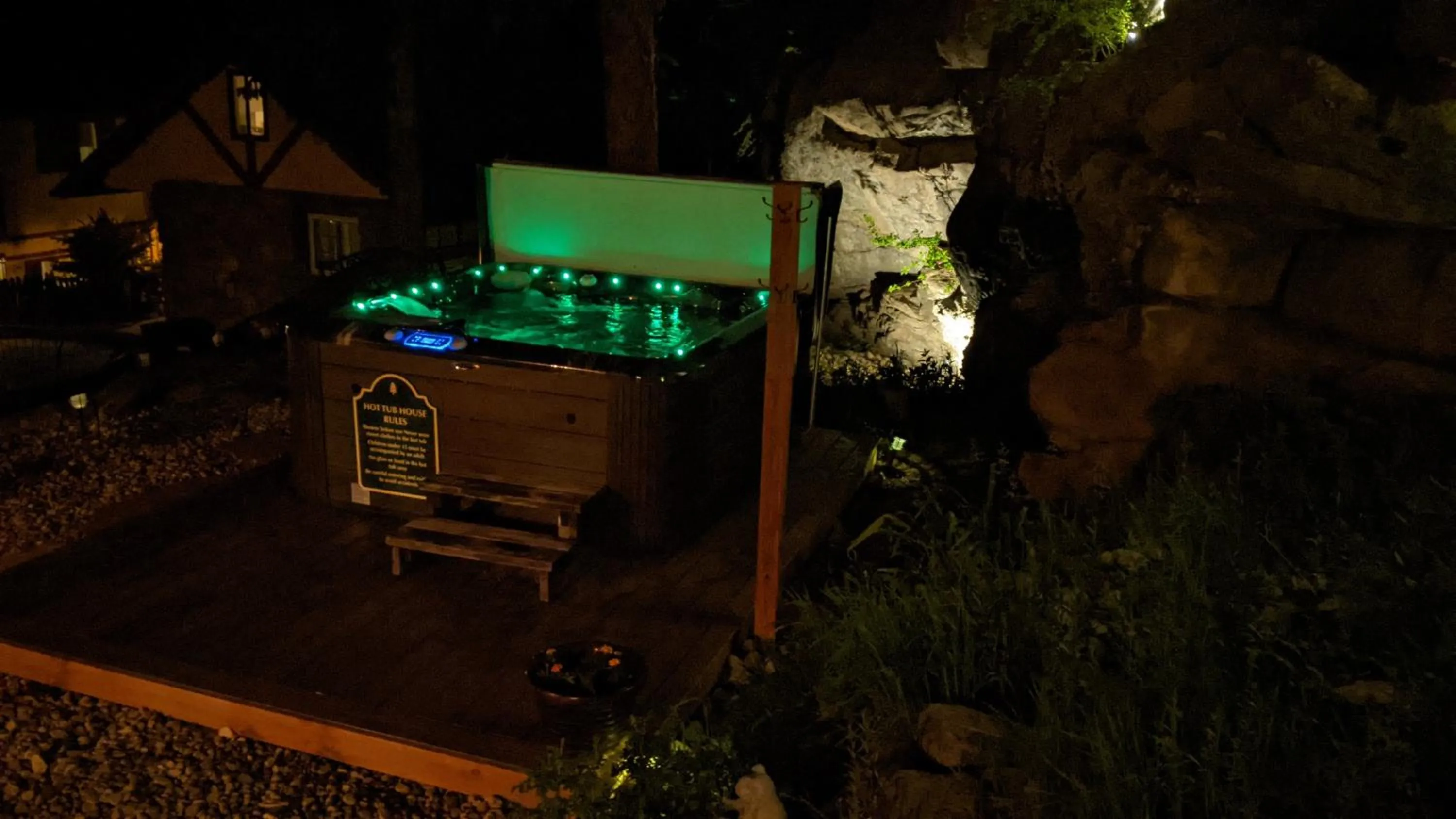 Hot Tub in Alpen Way Chalet Mountain Lodge