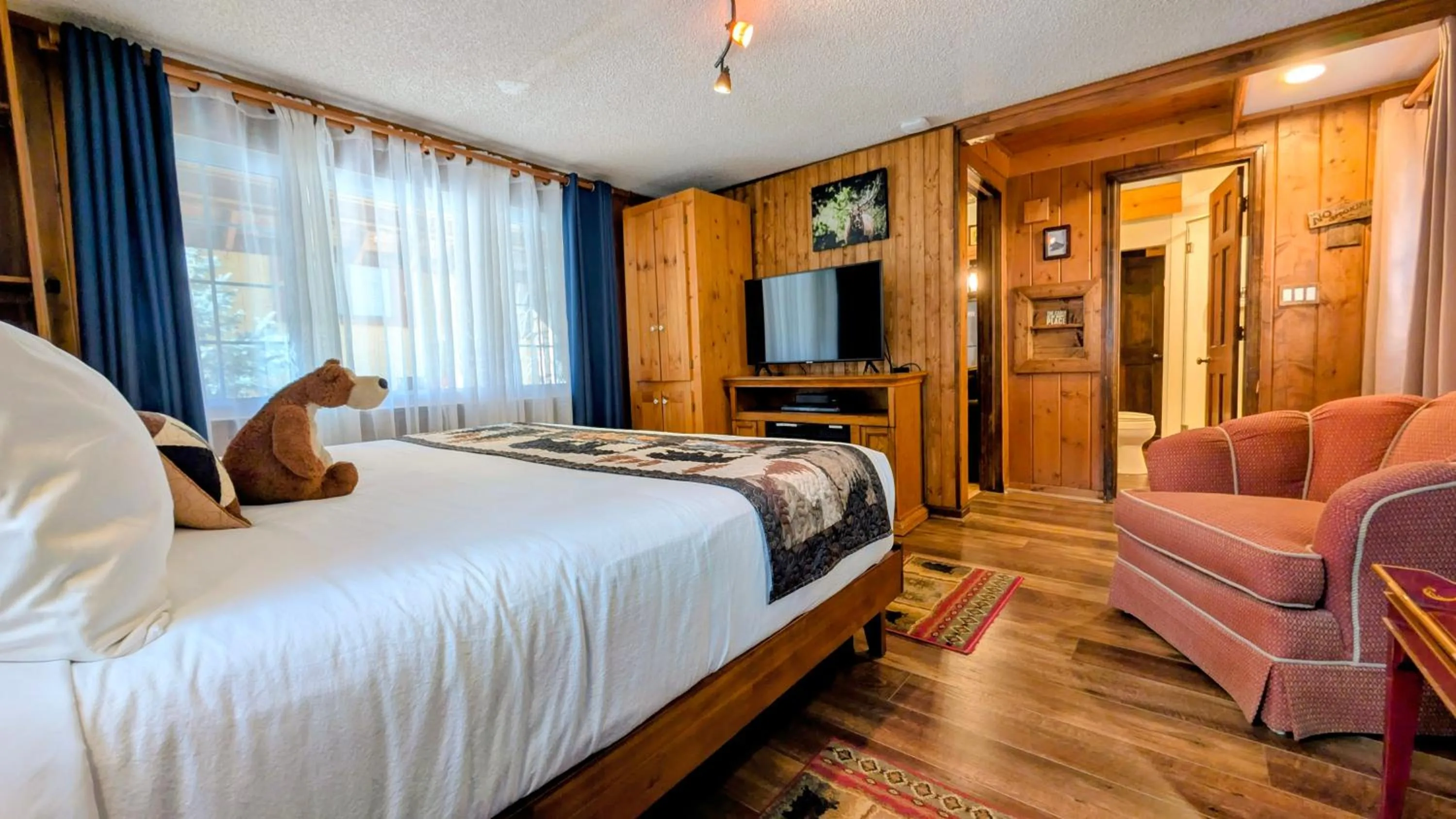 Bedroom, Bed in Alpen Way Chalet Mountain Lodge
