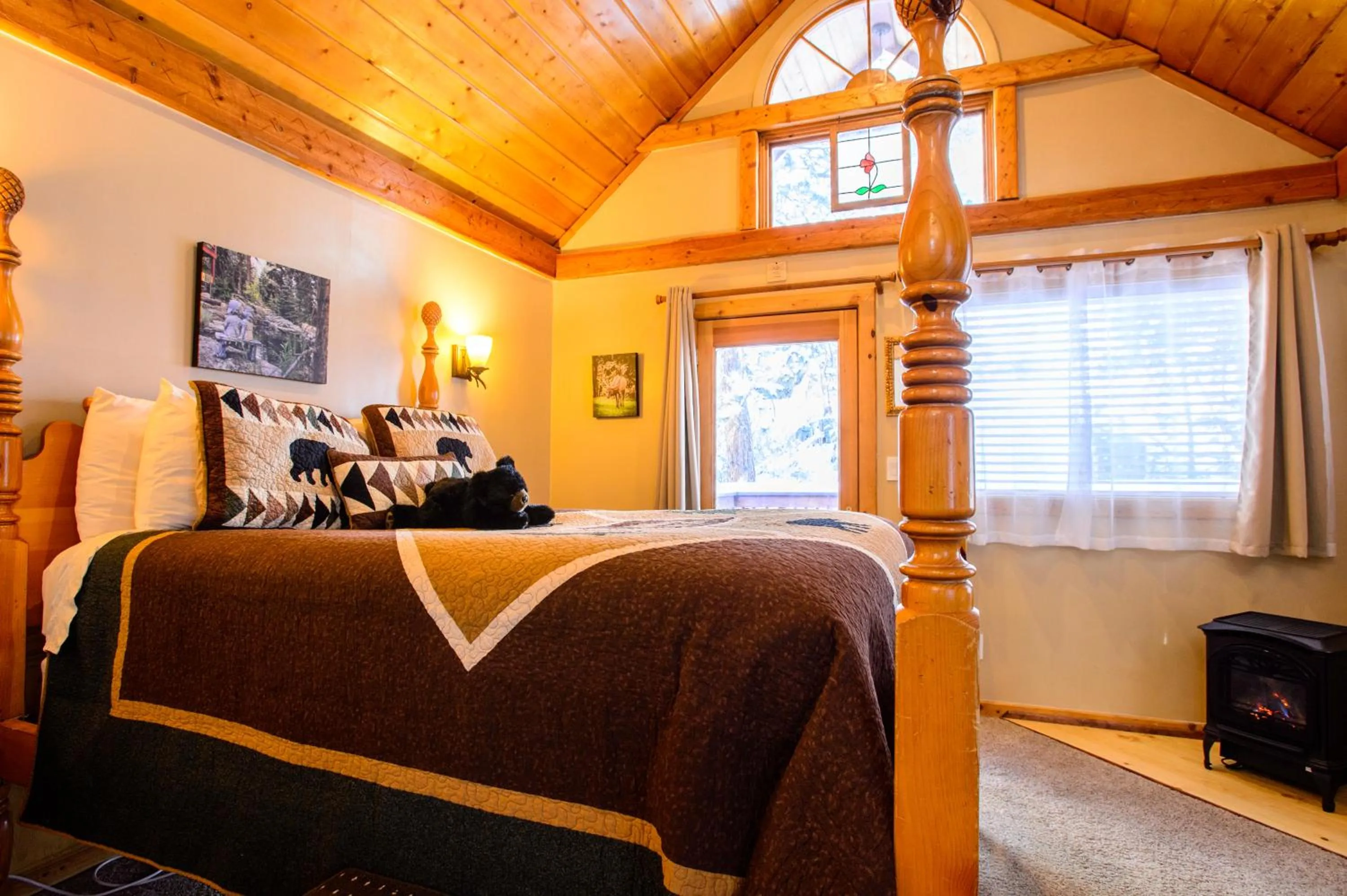 Decorative detail, Bed in Alpen Way Chalet Mountain Lodge