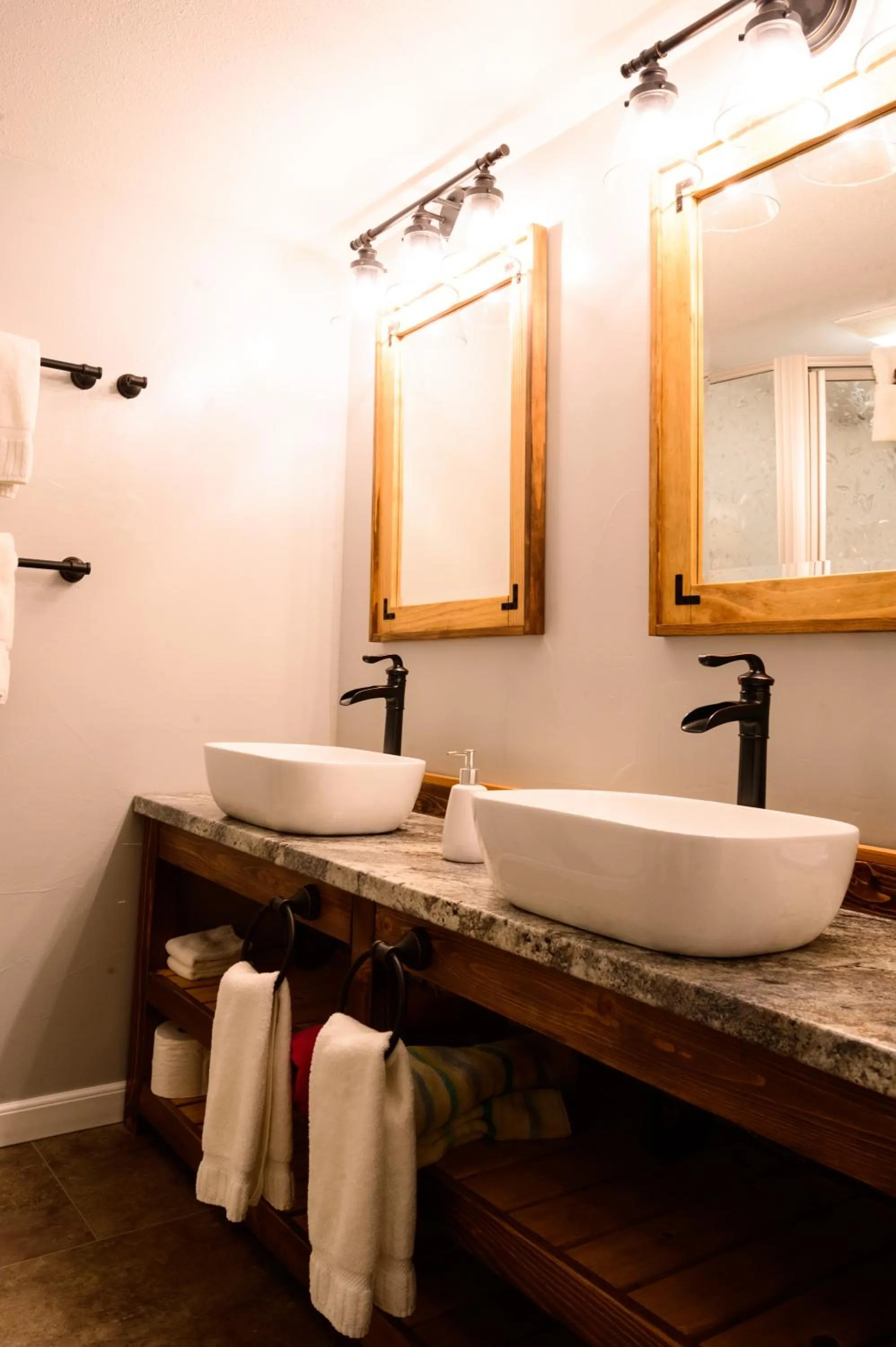 Bathroom in Alpen Way Chalet Mountain Lodge
