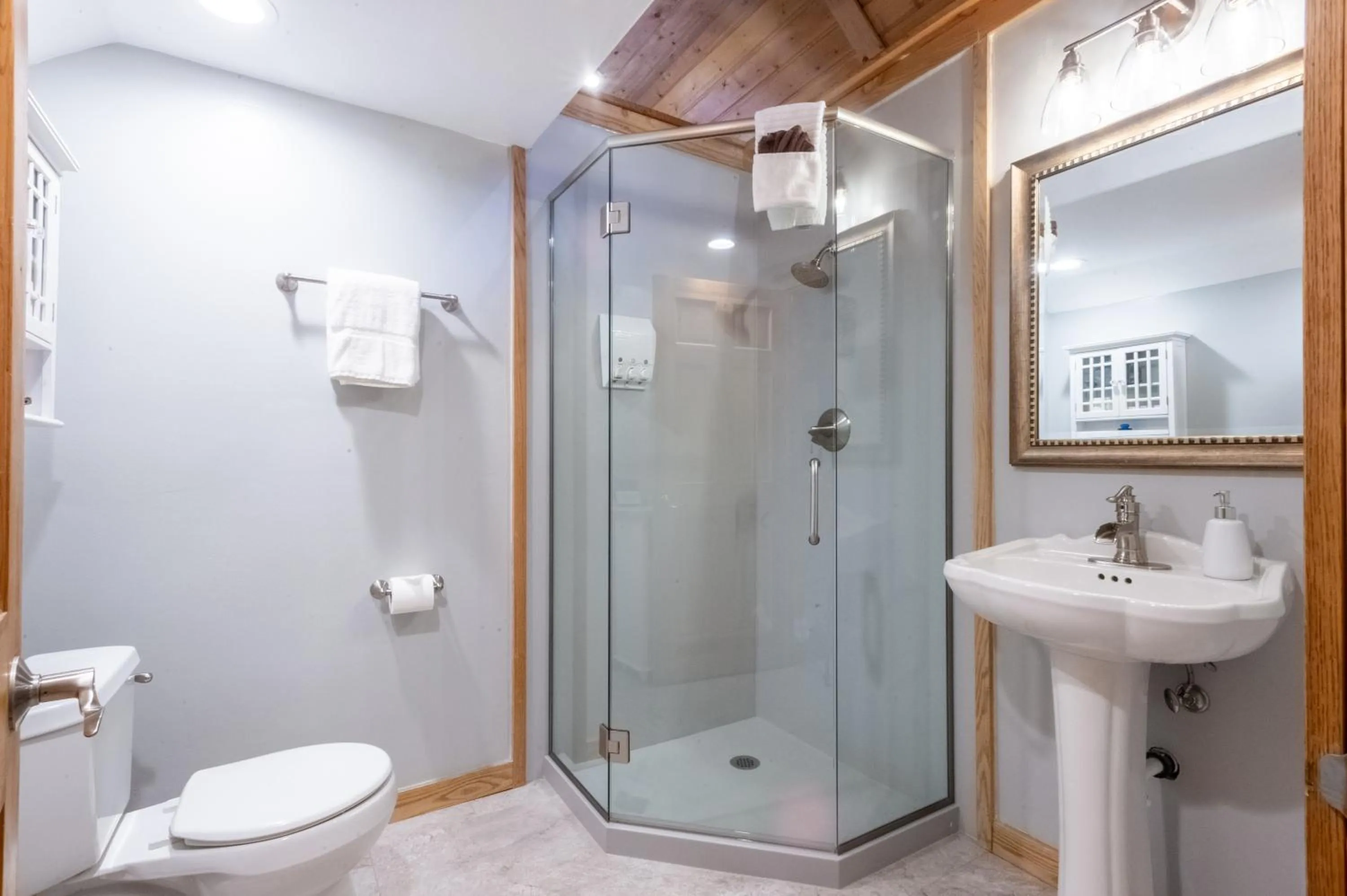 Bathroom in Alpen Way Chalet Mountain Lodge