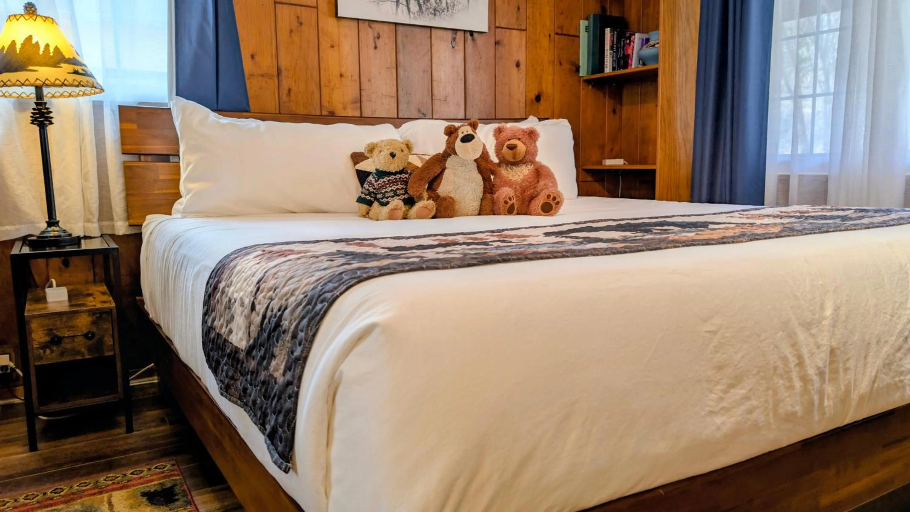 Bedroom, Bed in Alpen Way Chalet Mountain Lodge