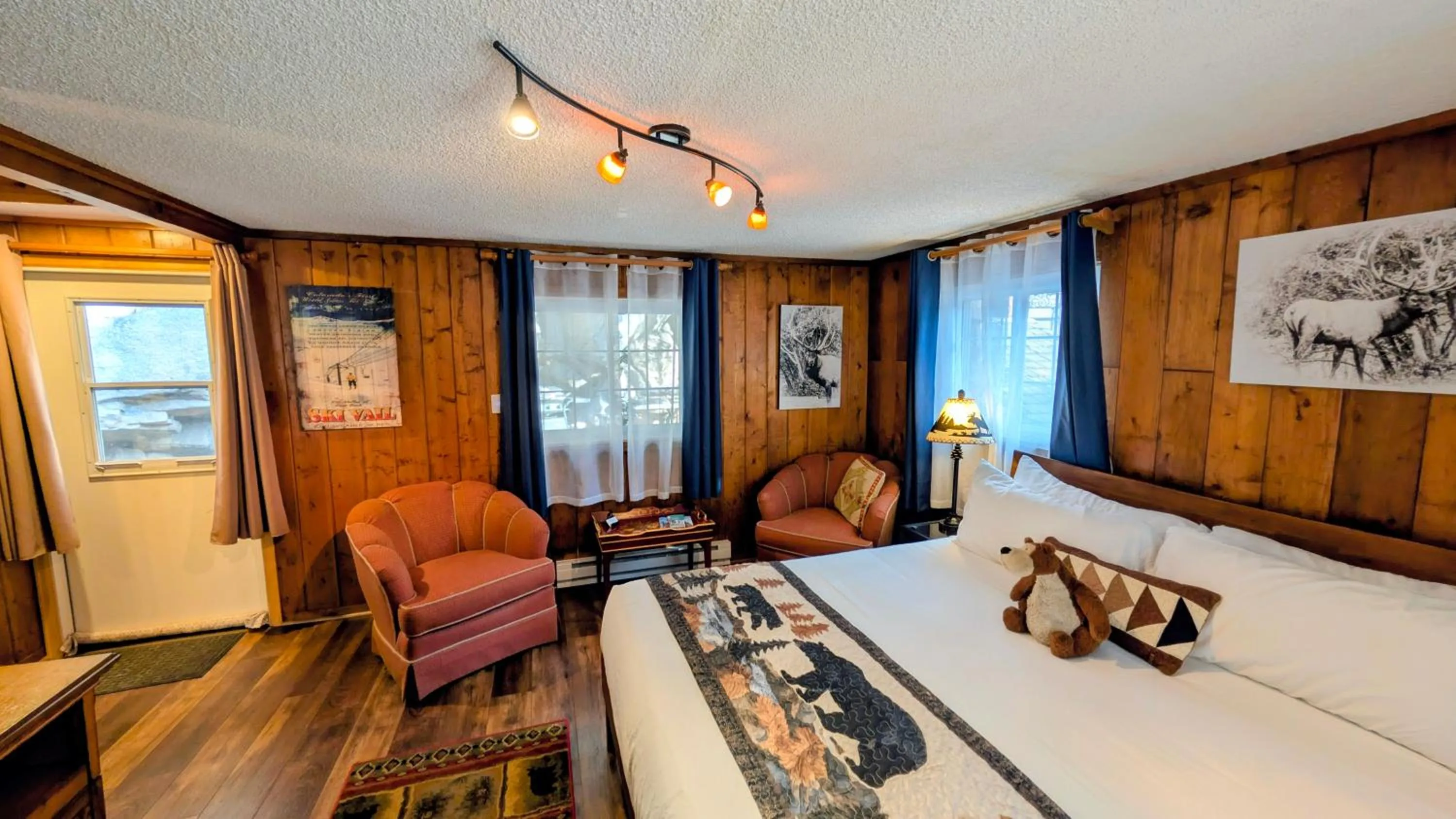 Bedroom, Bed in Alpen Way Chalet Mountain Lodge