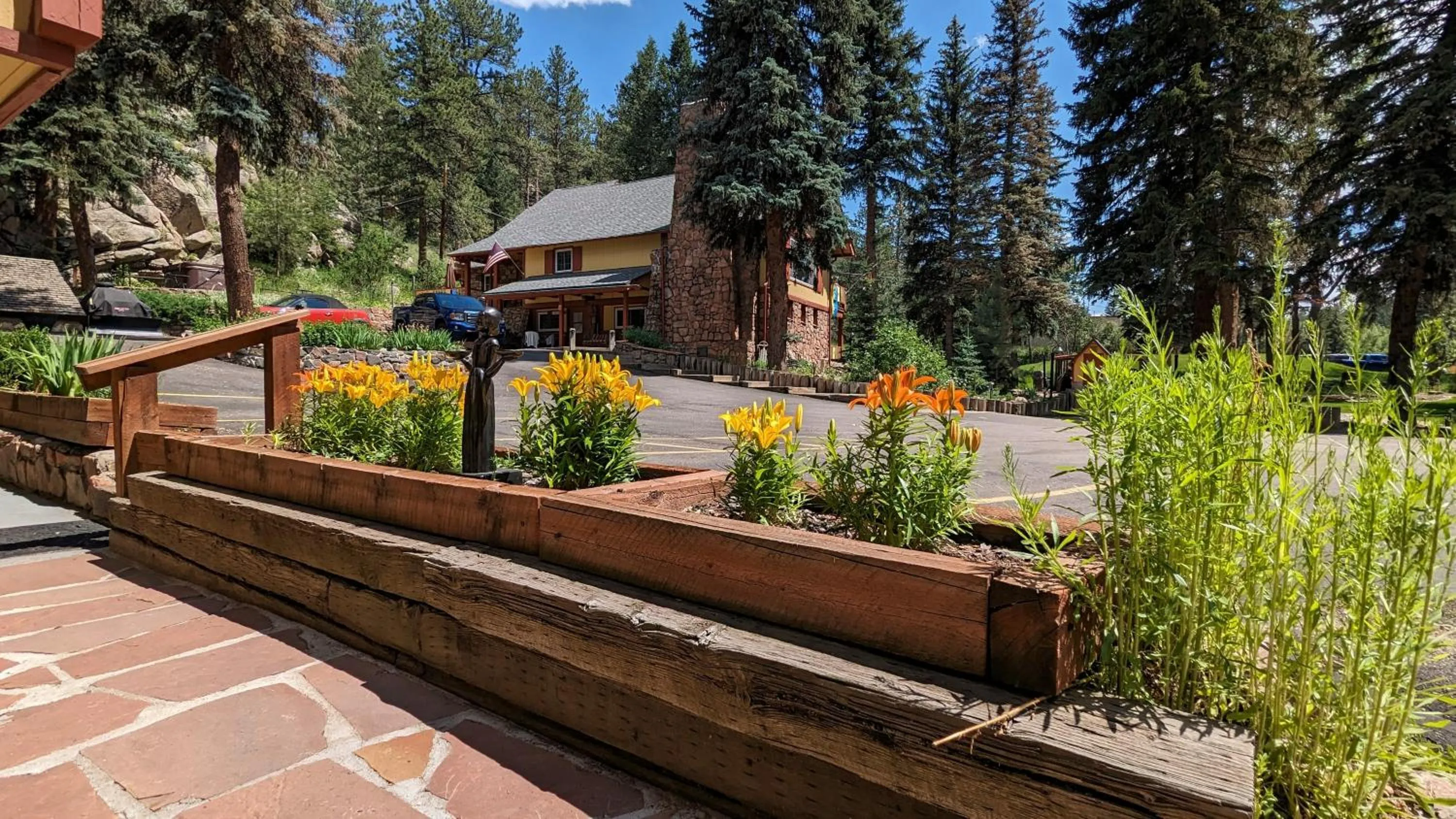 Garden in Alpen Way Chalet Mountain Lodge