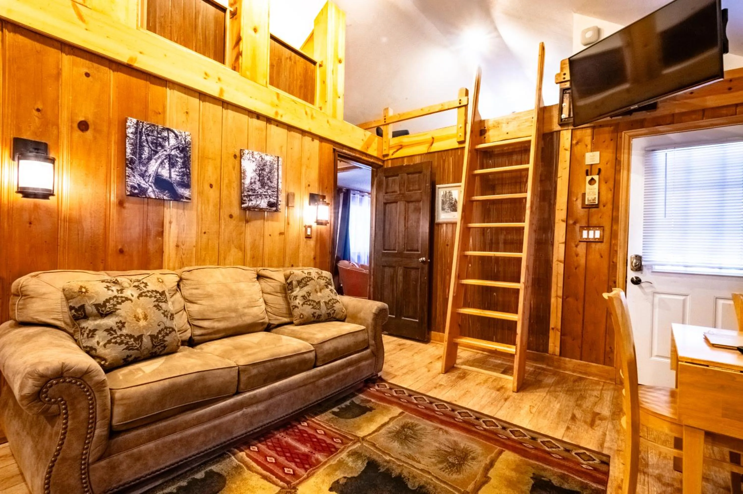 Living room in Alpen Way Chalet Mountain Lodge