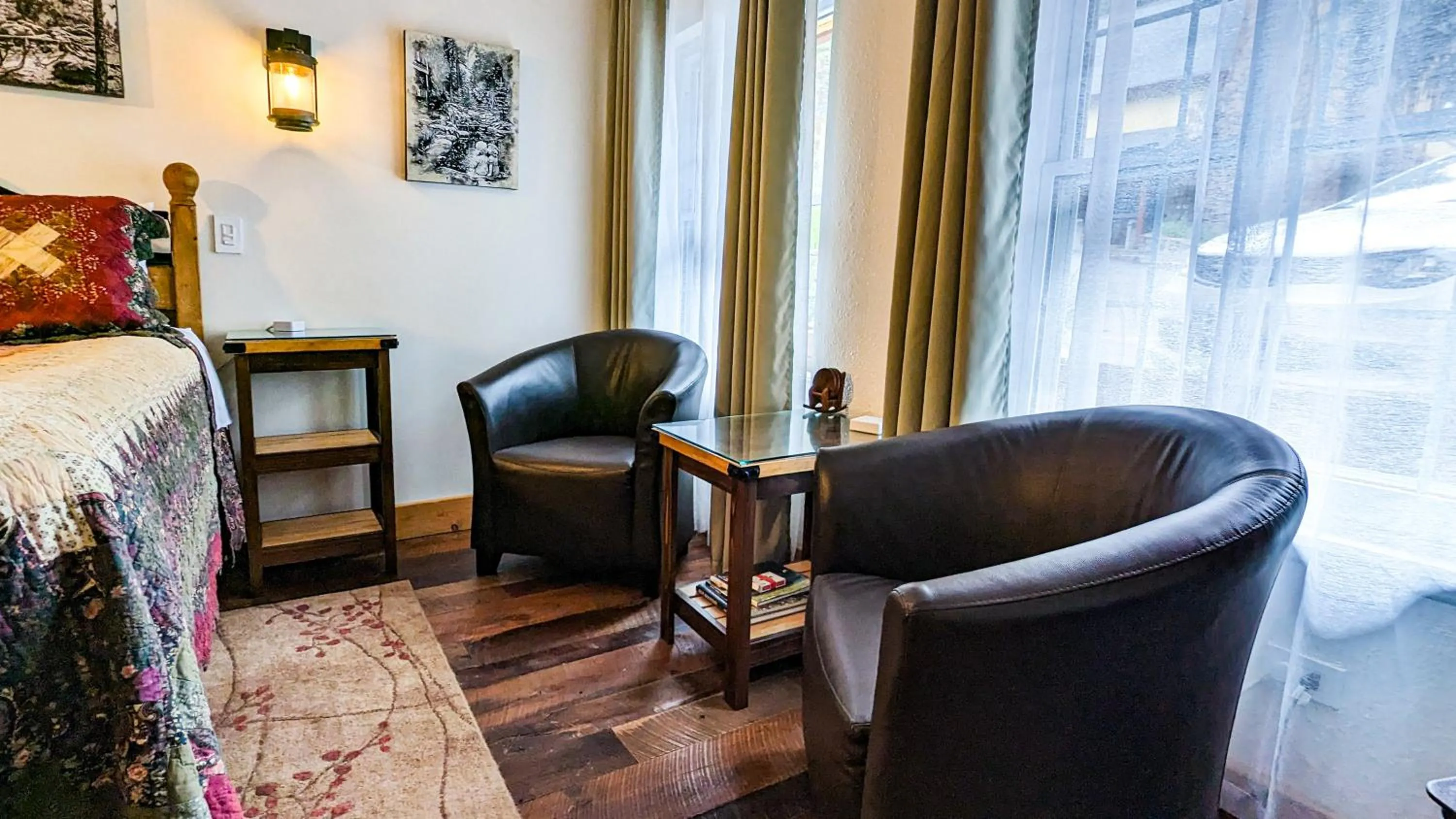 Seating area, Bed in Alpen Way Chalet Mountain Lodge