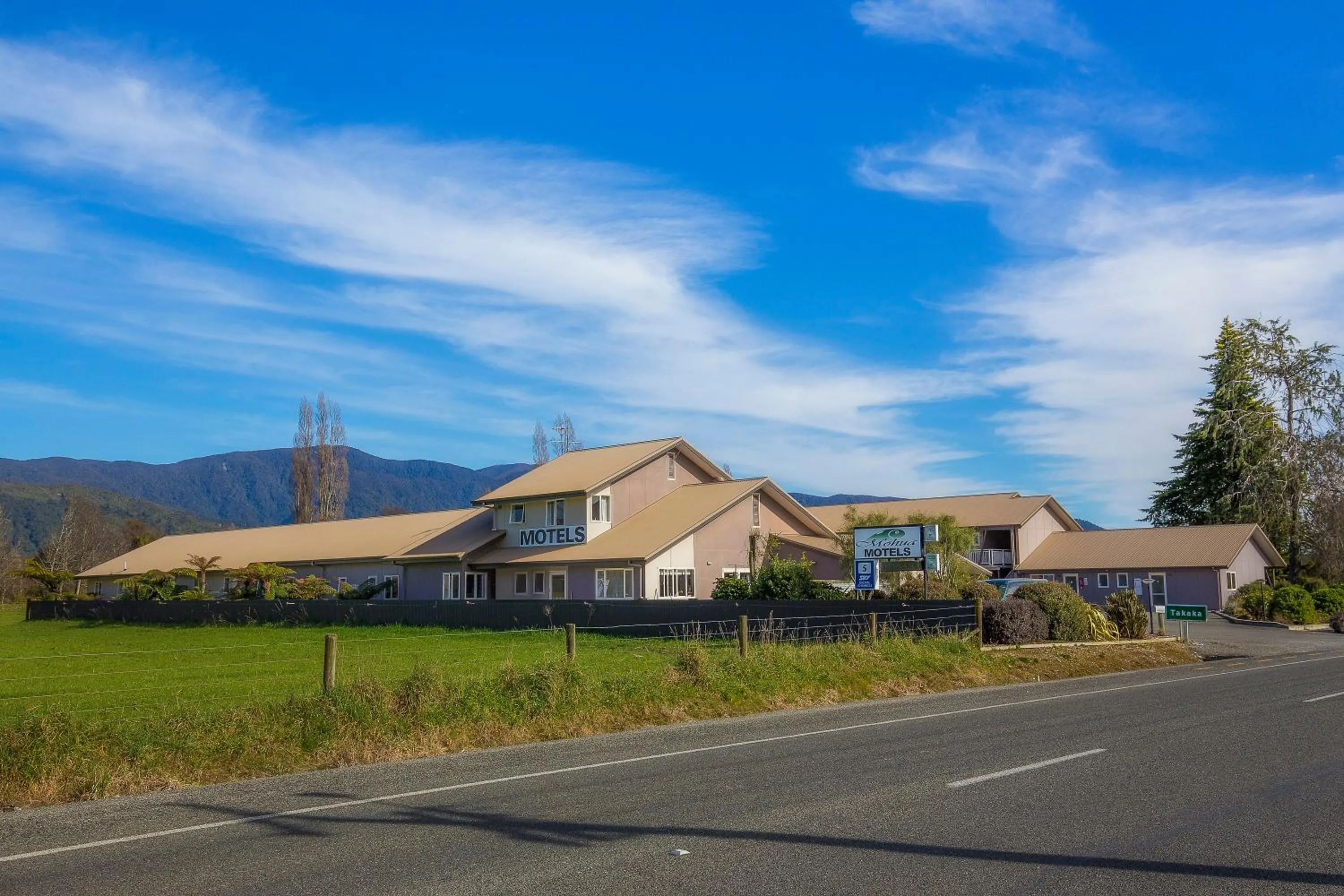Facade/entrance in Mohua Motels