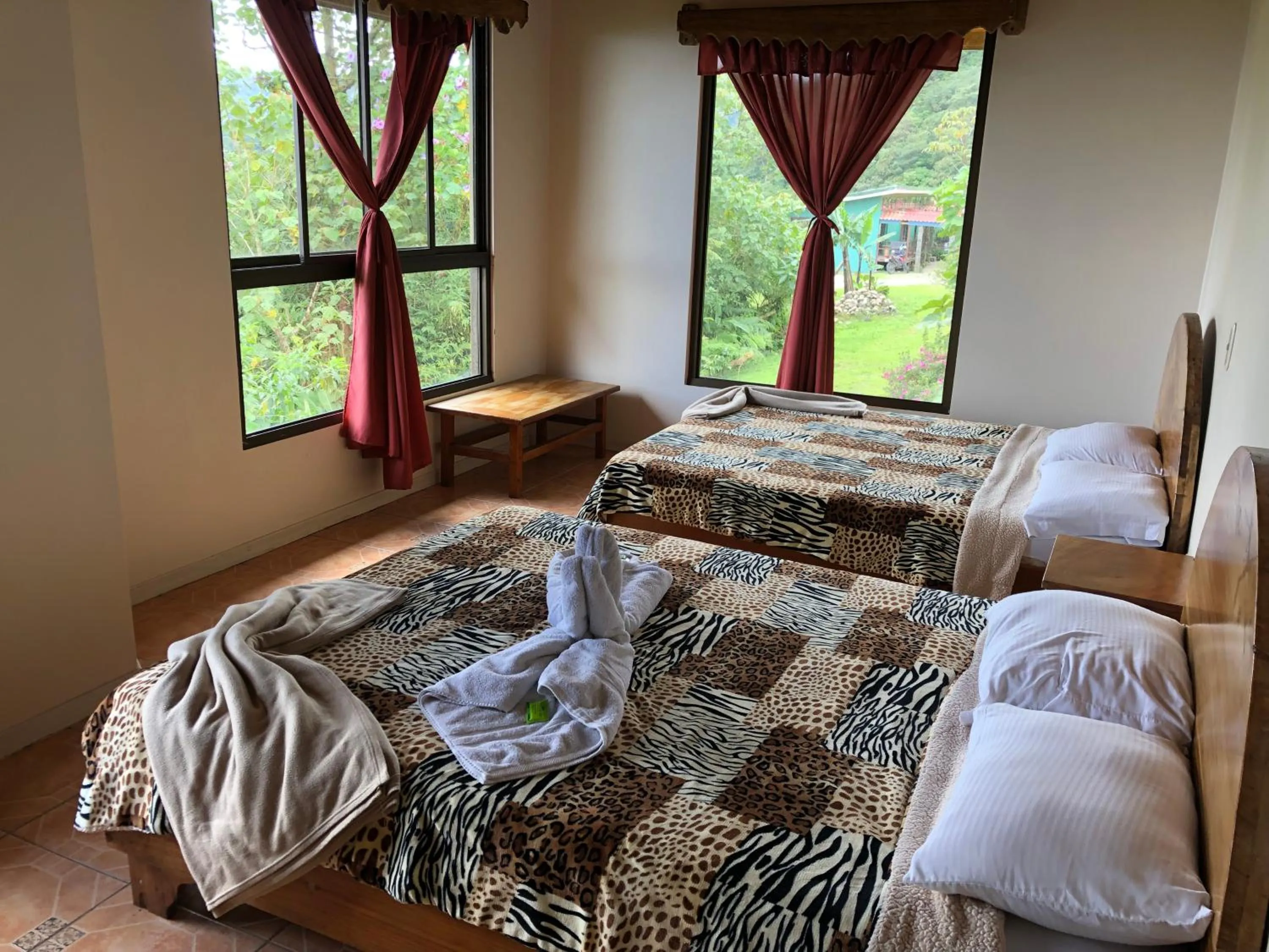 Photo of the whole room, Bed in Vistaverde Lodge