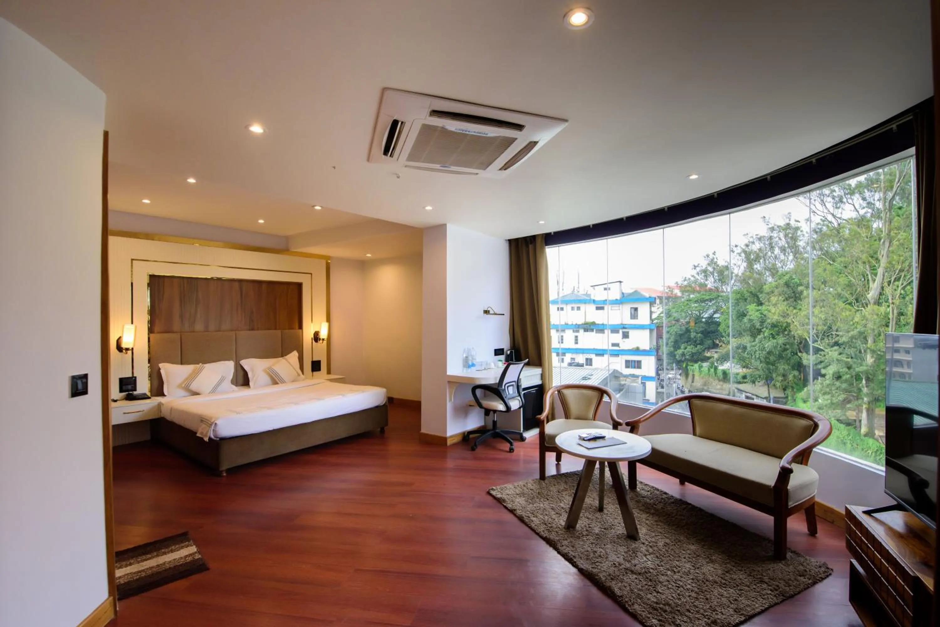 Bedroom, Bed in Emerald Hotel