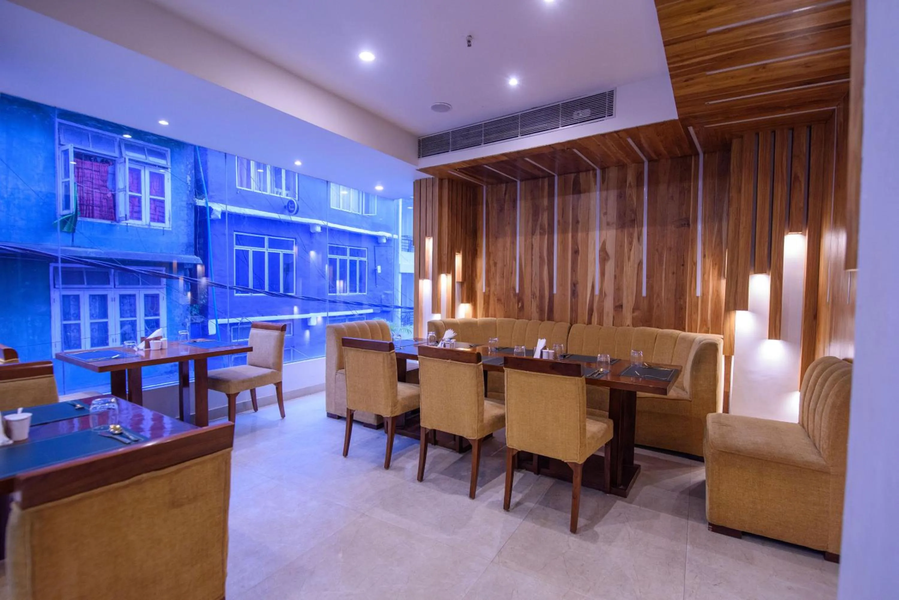 Restaurant/places to eat in Emerald Hotel