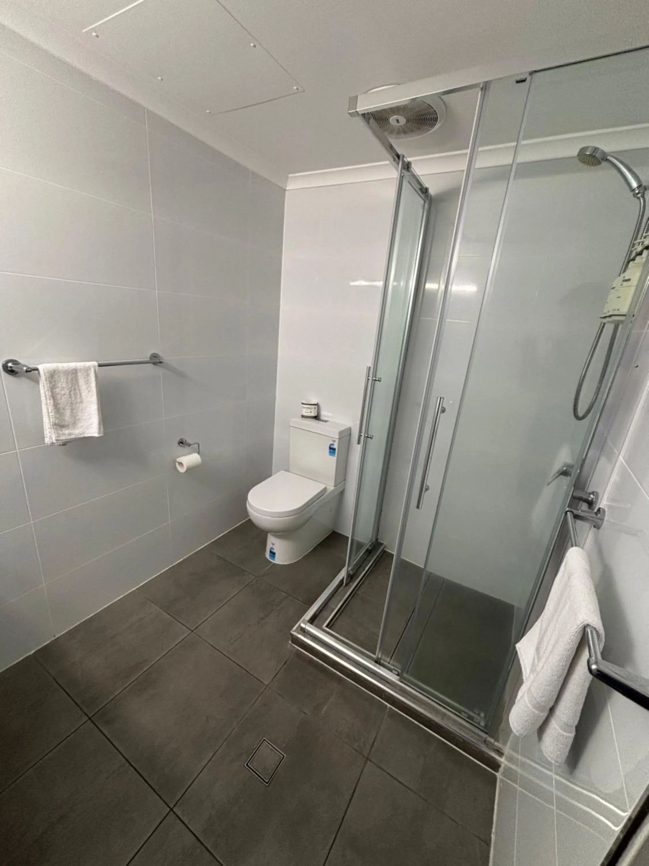 Bathroom in Shakespeare Motel