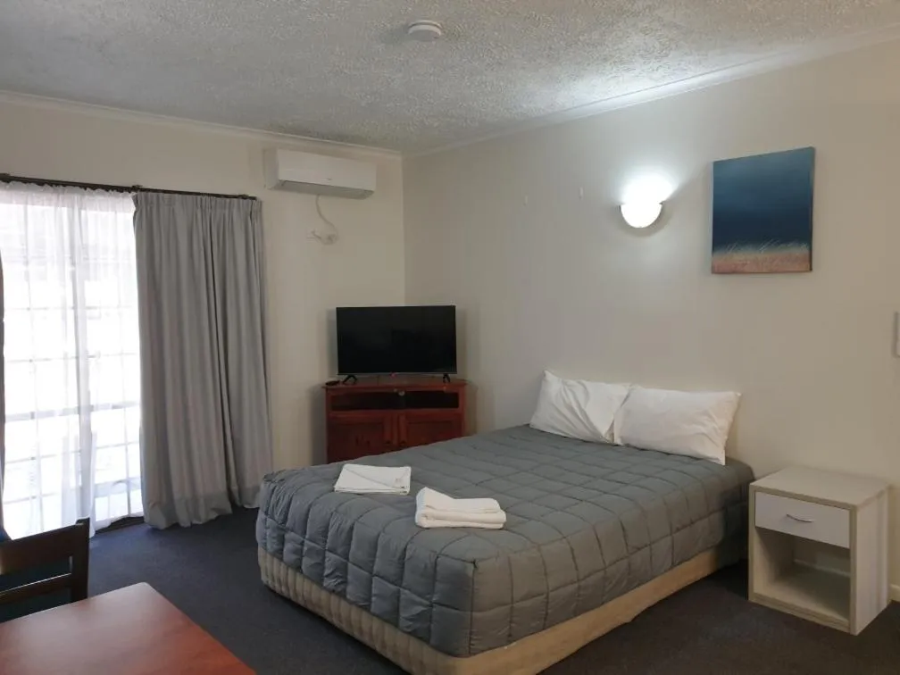 Bedroom, Bed in Shakespeare Motel