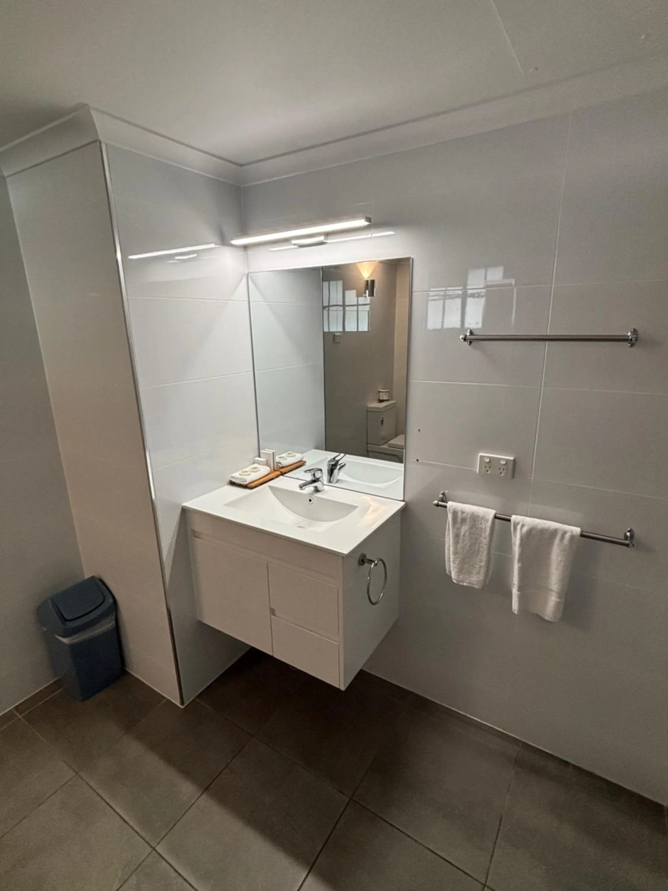 Bathroom in Shakespeare Motel