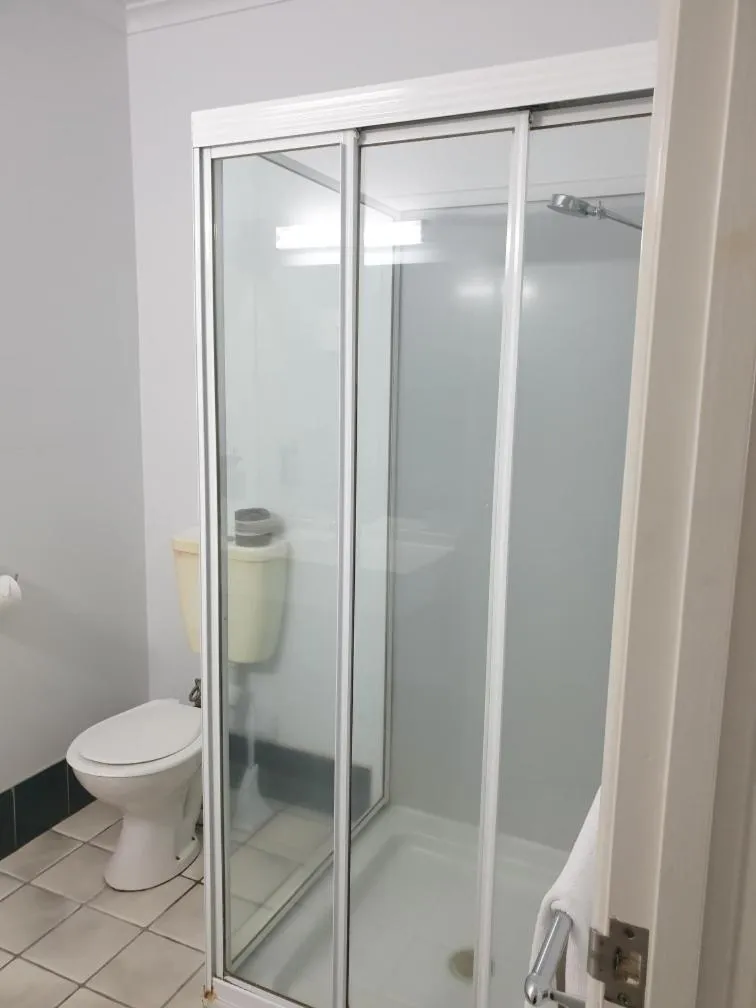 Shower in Shakespeare Motel