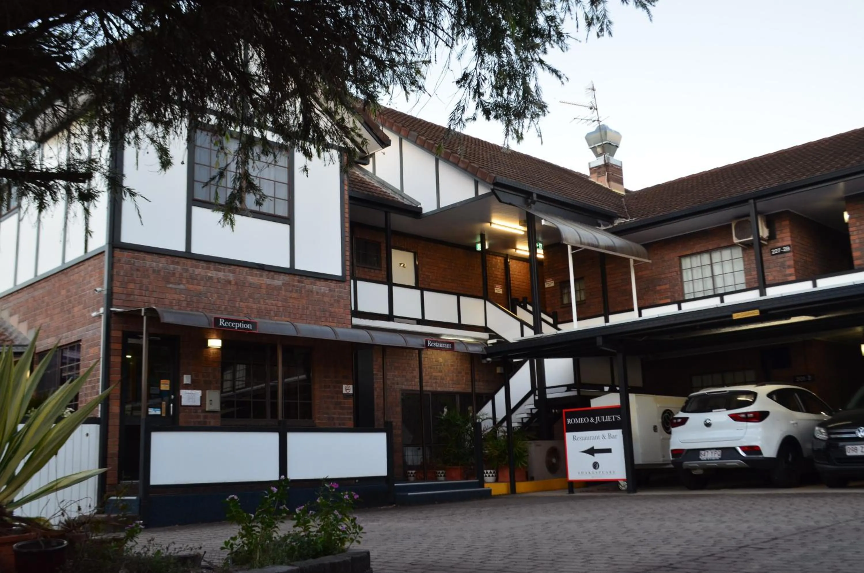 Facade/entrance in Shakespeare Motel