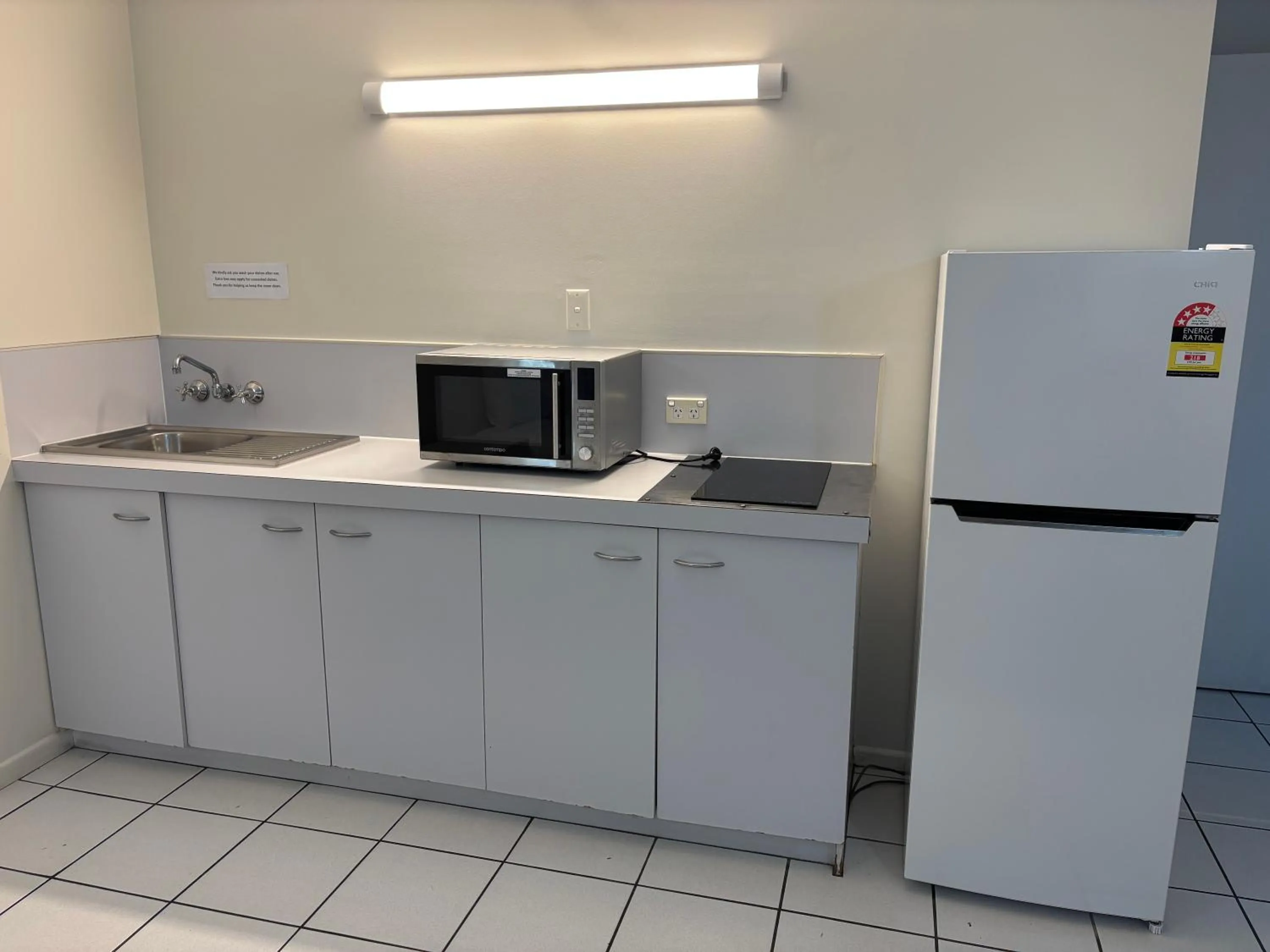 Kitchen or kitchenette in Shakespeare Motel