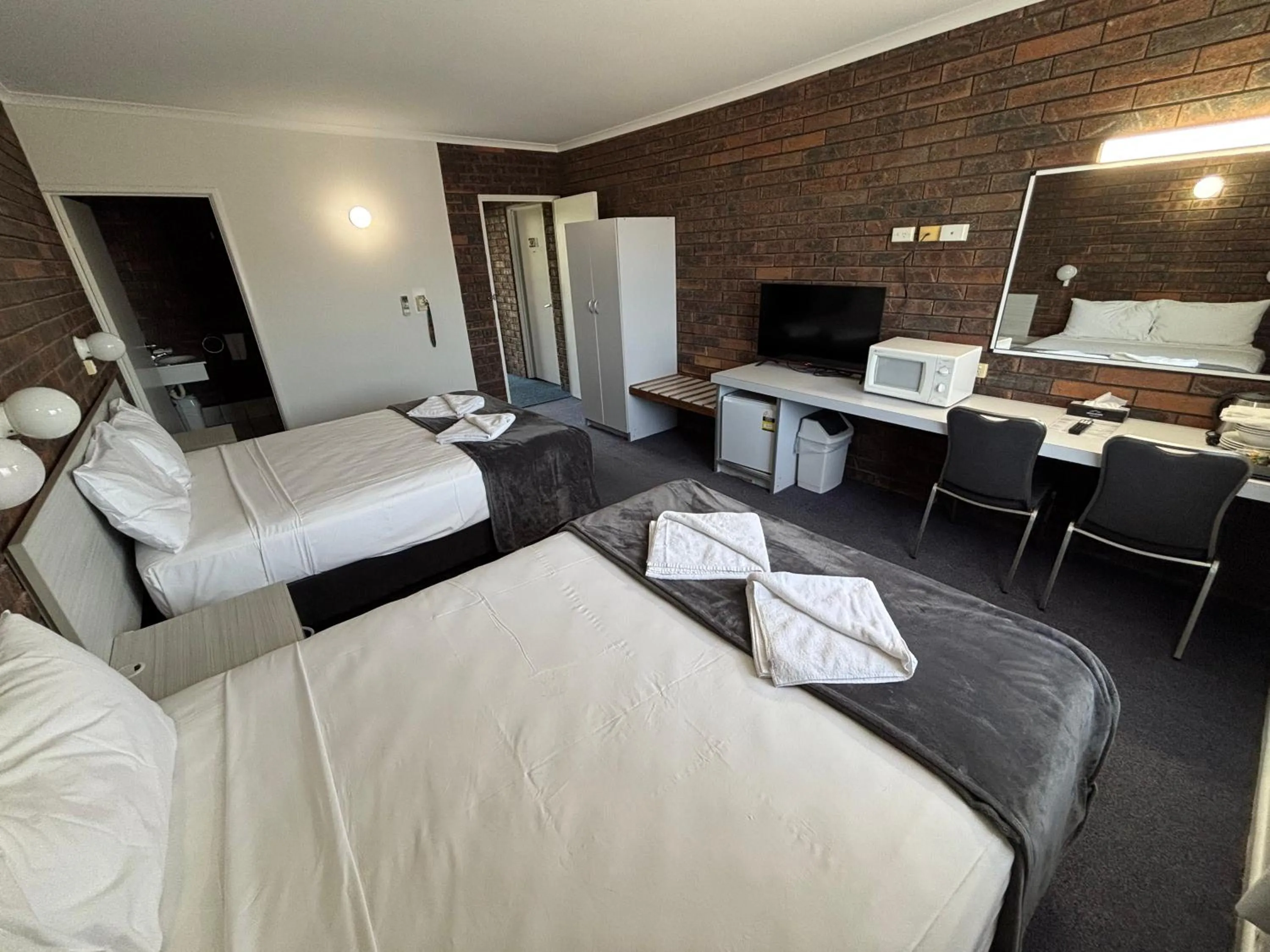 Photo of the whole room, Bed in Shakespeare Motel