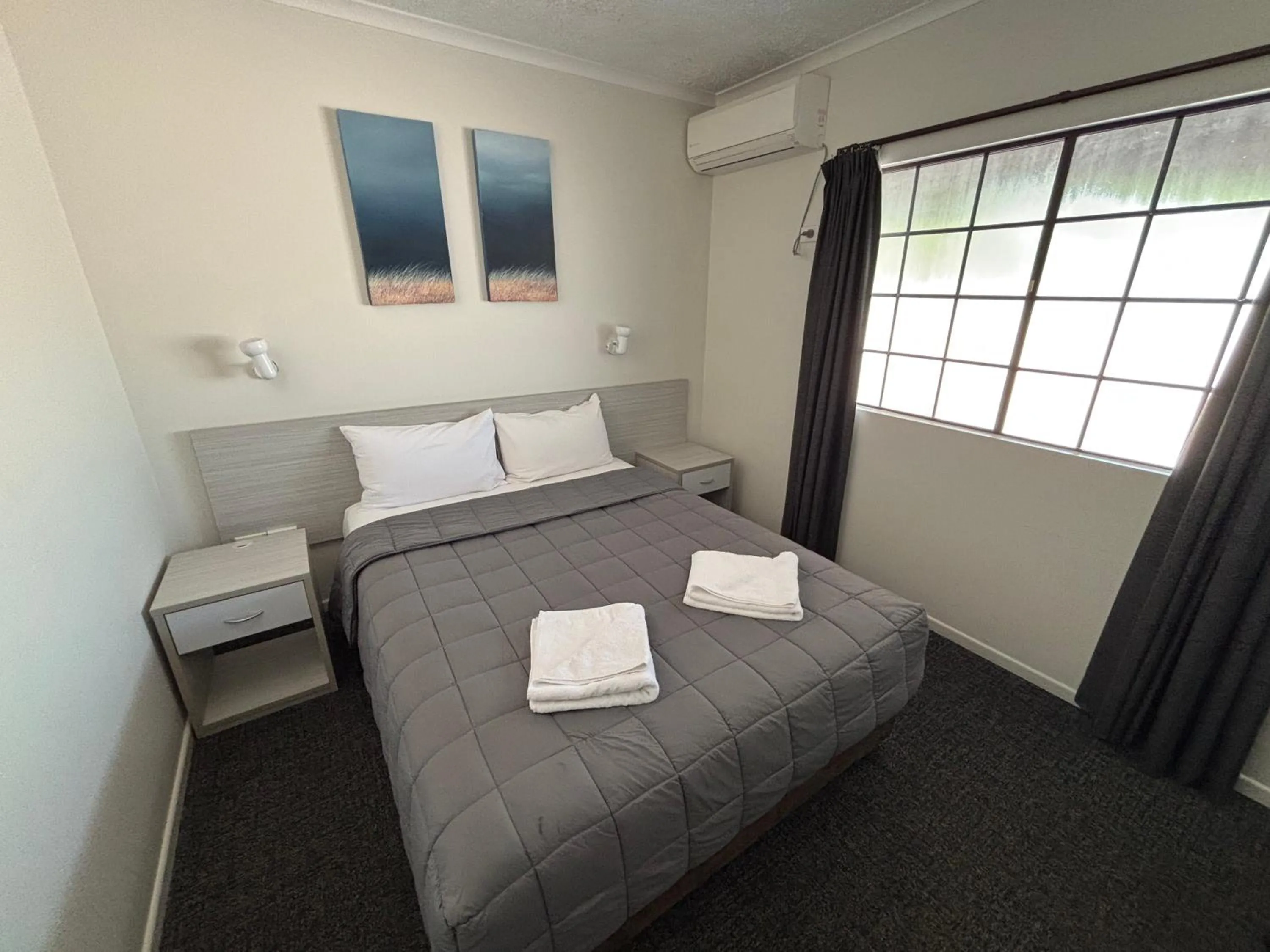 Bedroom, Bed in Shakespeare Motel