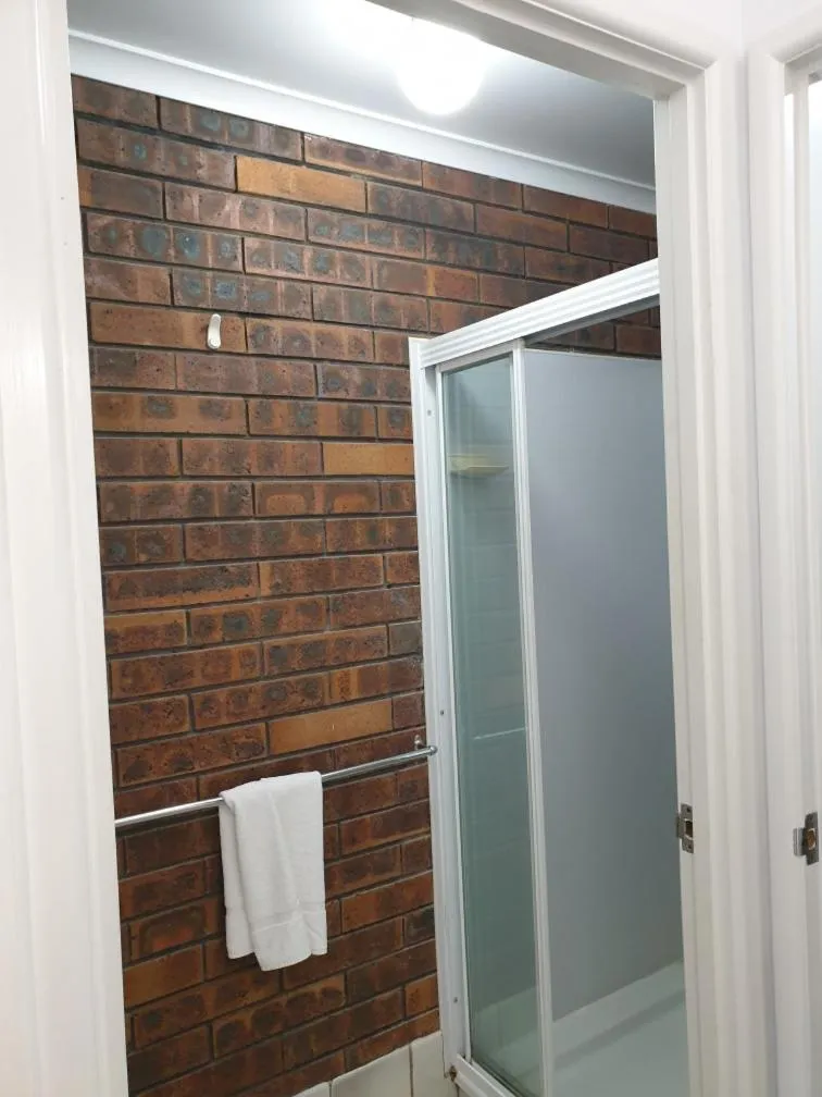 Shower in Shakespeare Motel