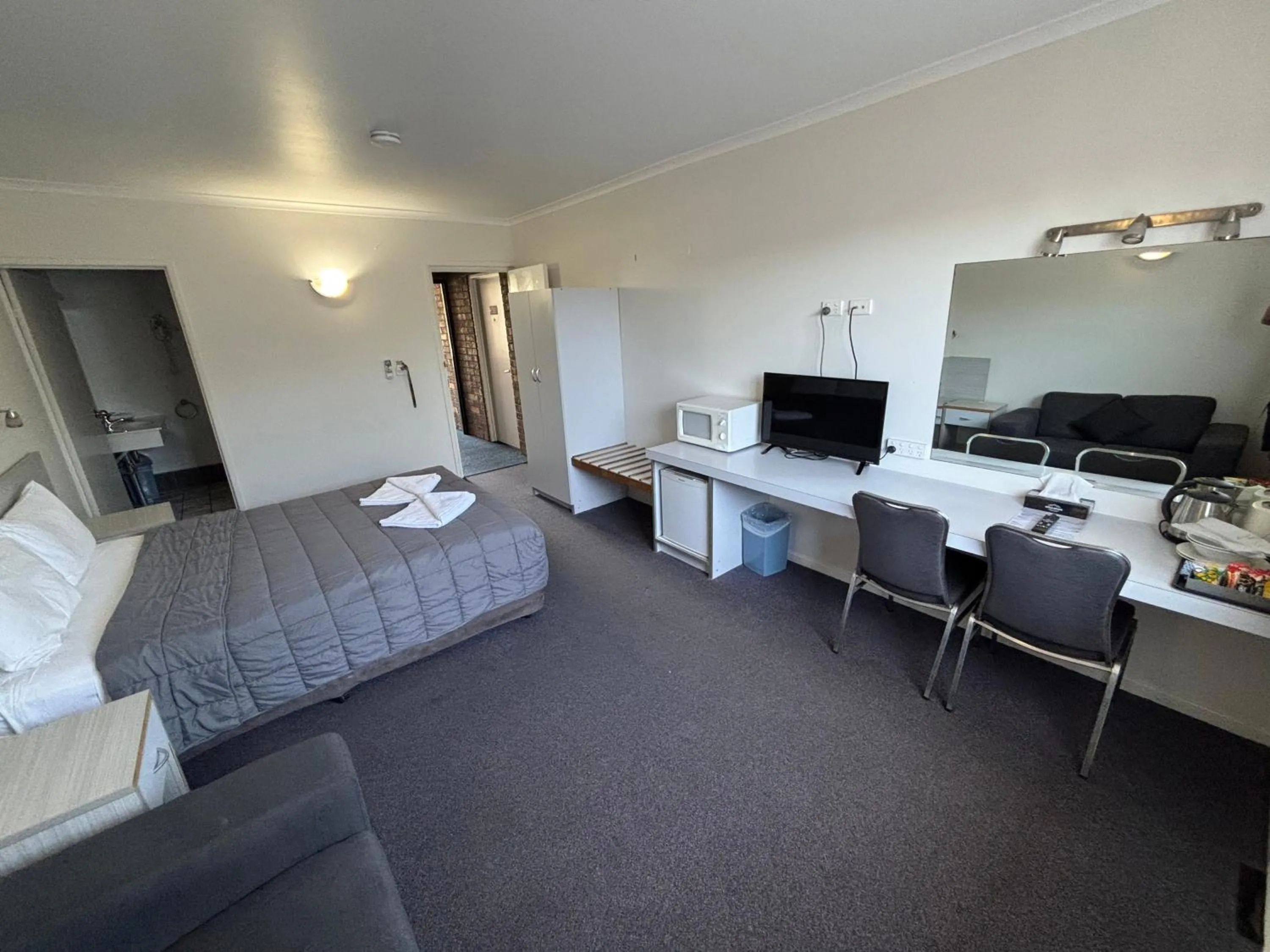 Photo of the whole room in Shakespeare Motel