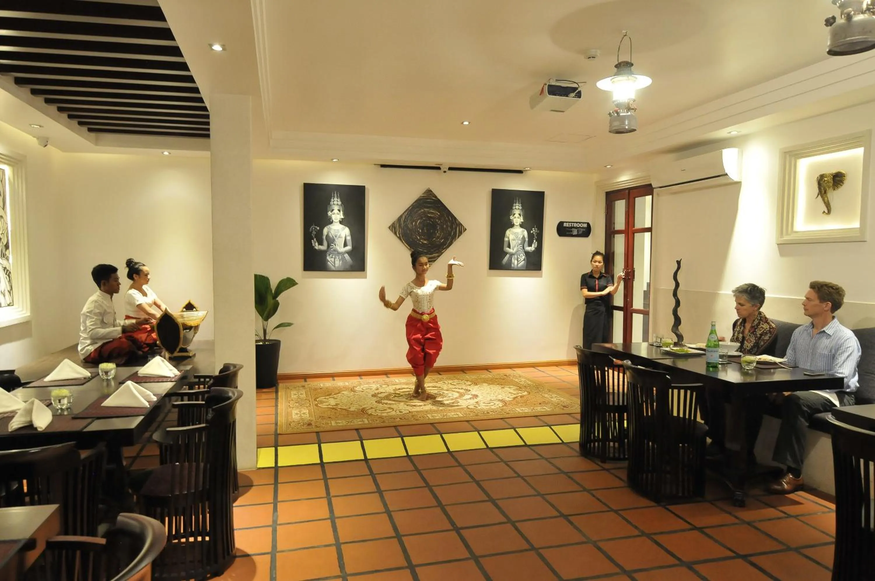 Restaurant/places to eat in La Rose Suites