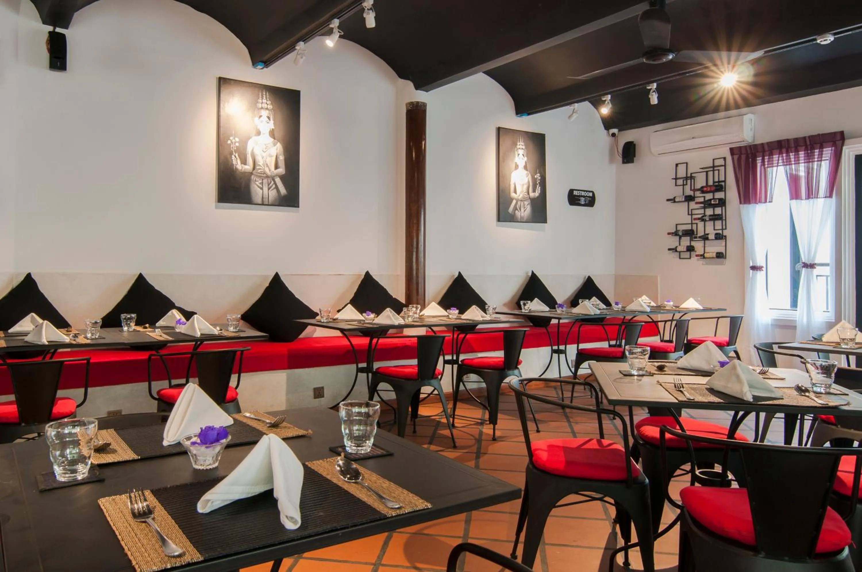 Restaurant/places to eat in La Rose Suites