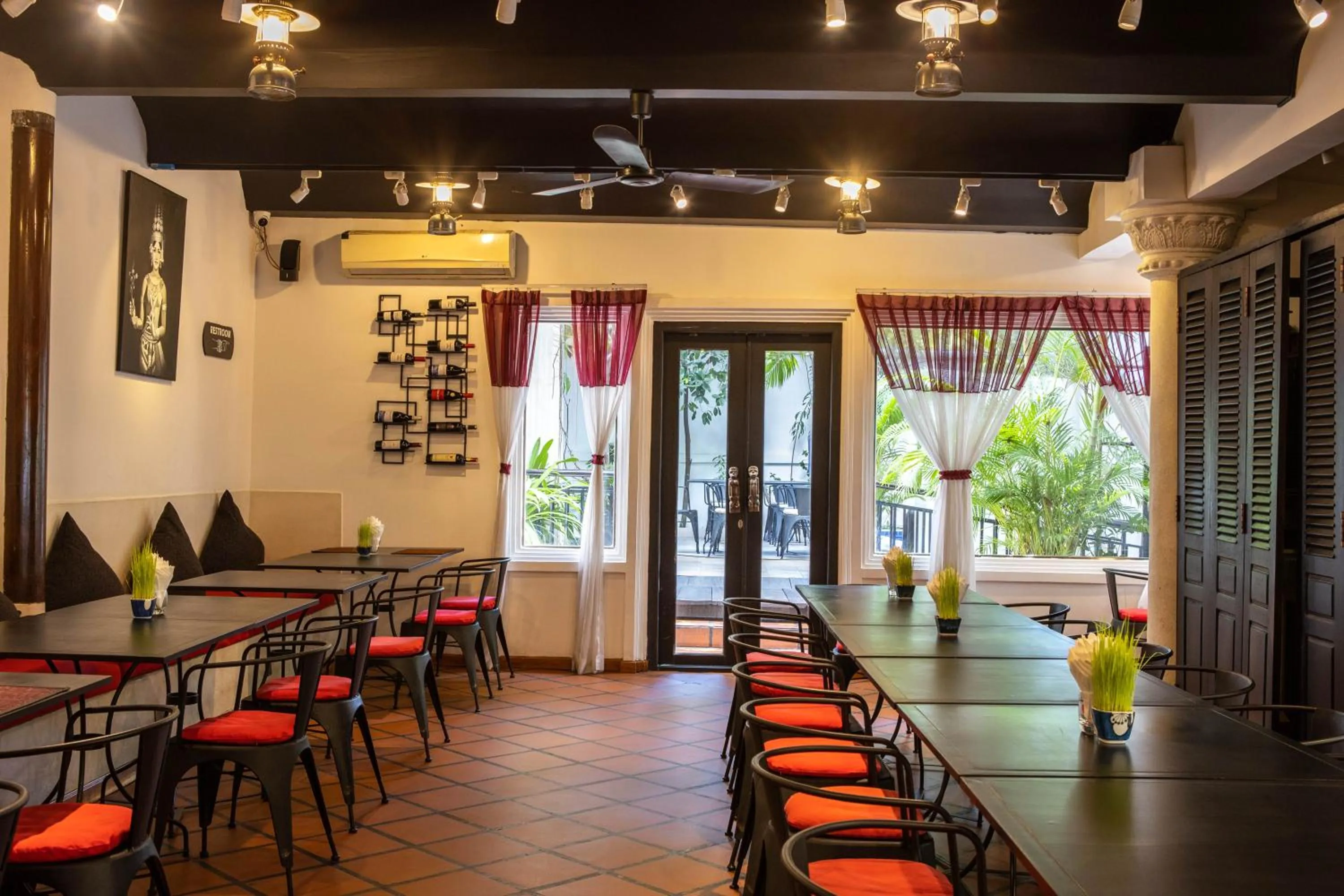 Restaurant/places to eat in La Rose Suites