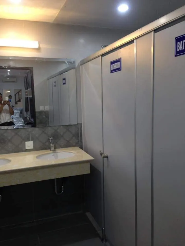 Bathroom in Hanoi Backpackersuite Hostel