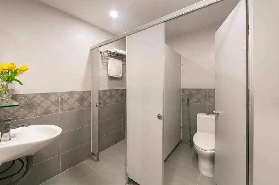 Bathroom in Hanoi Backpackersuite Hostel