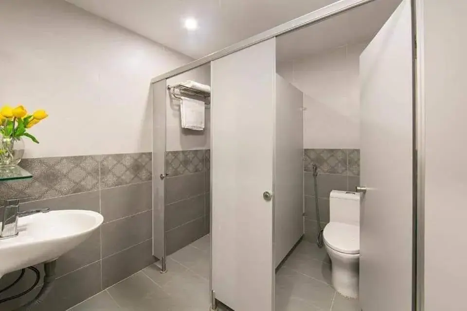 Single Bed in 10-Bed Dormitory Room in Hanoi Backpackersuite Hostel Single Bed in 10-Bed Dormitory Room in Hanoi Backpackersuite Hostel