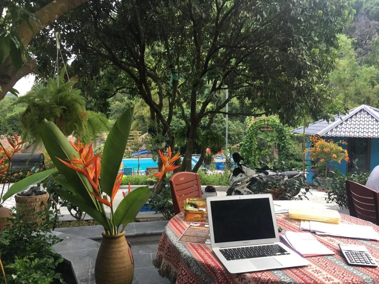 Restaurant/places to eat in Catba Papillon Garden Bungalows & Resort