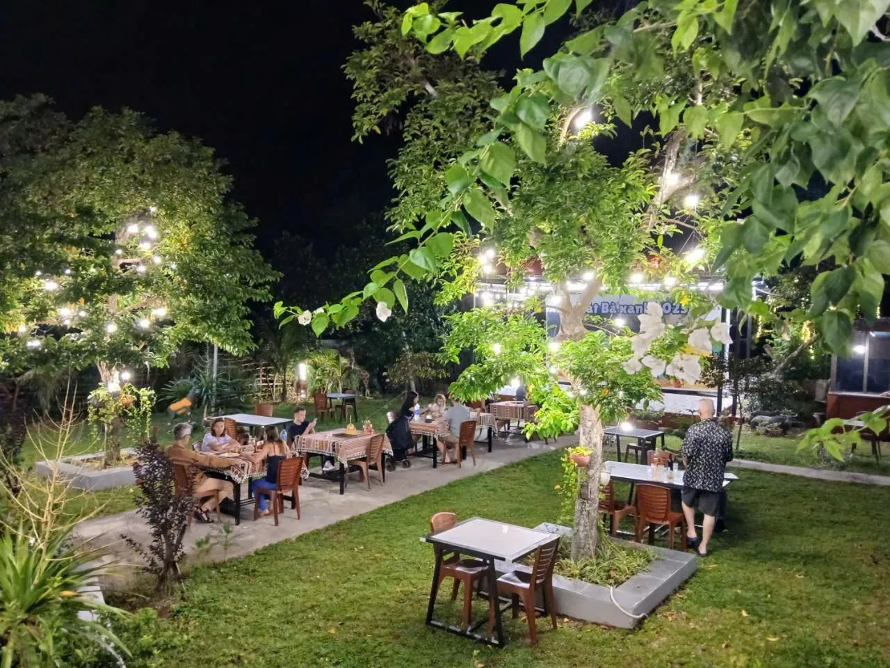 Restaurant/places to eat in Catba Papillon Garden Bungalows & Resort