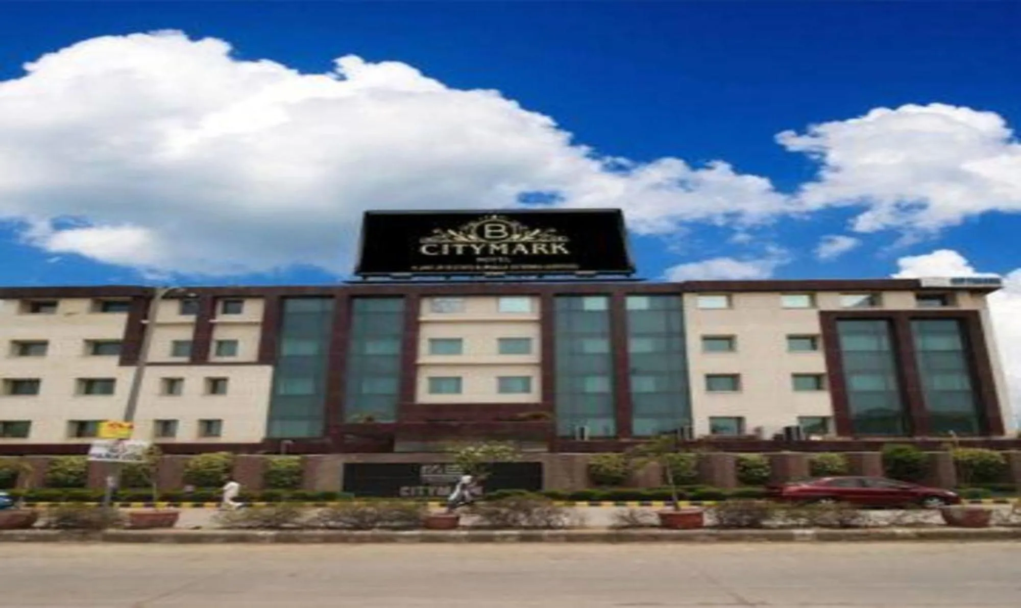 Property building in Super Townhouse OAK Hotel B City Mark