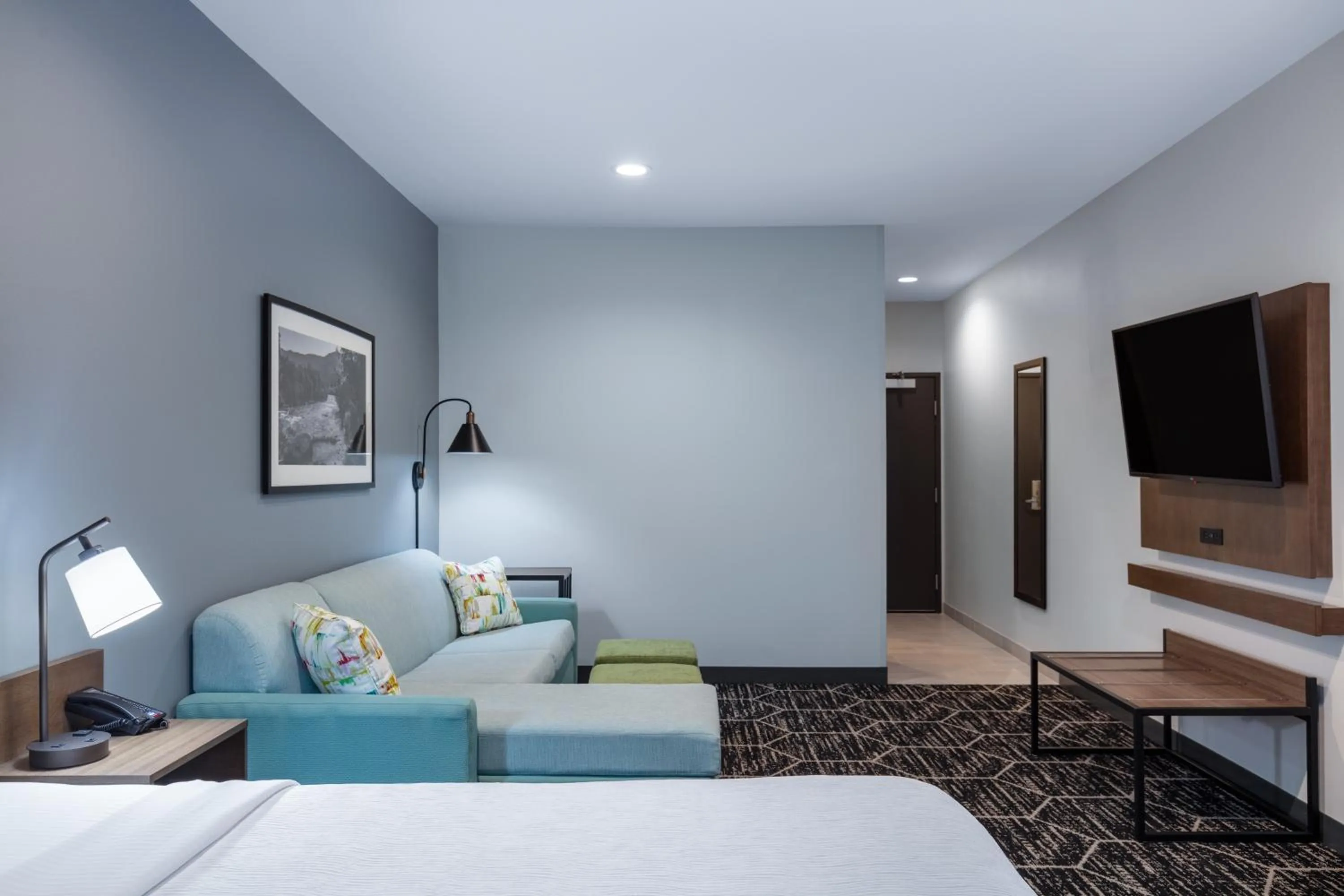 Seating area, Bed in La Quinta Inn & Suites by Wyndham Centralia