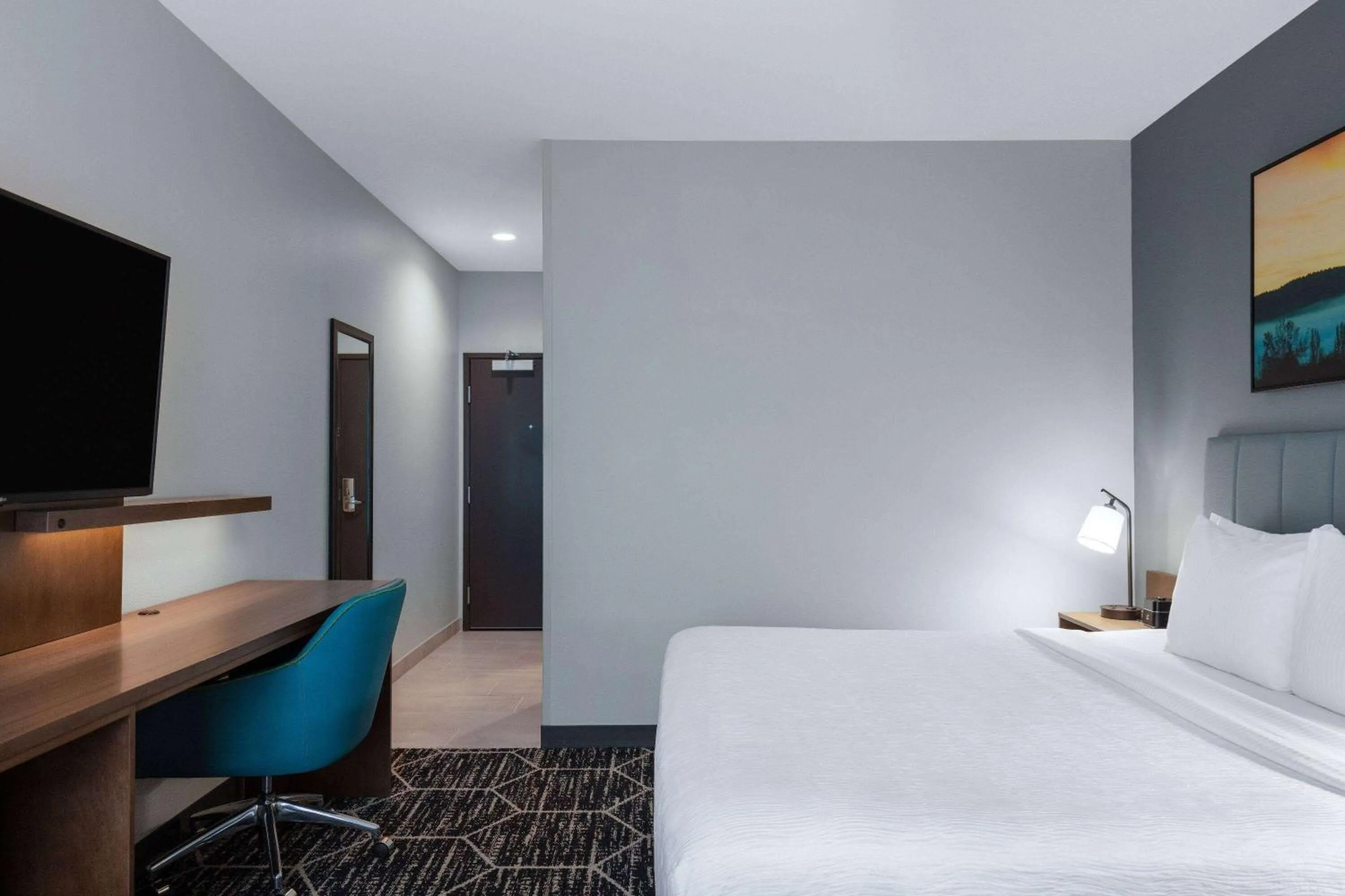 Photo of the whole room, Bed in La Quinta Inn & Suites by Wyndham Centralia