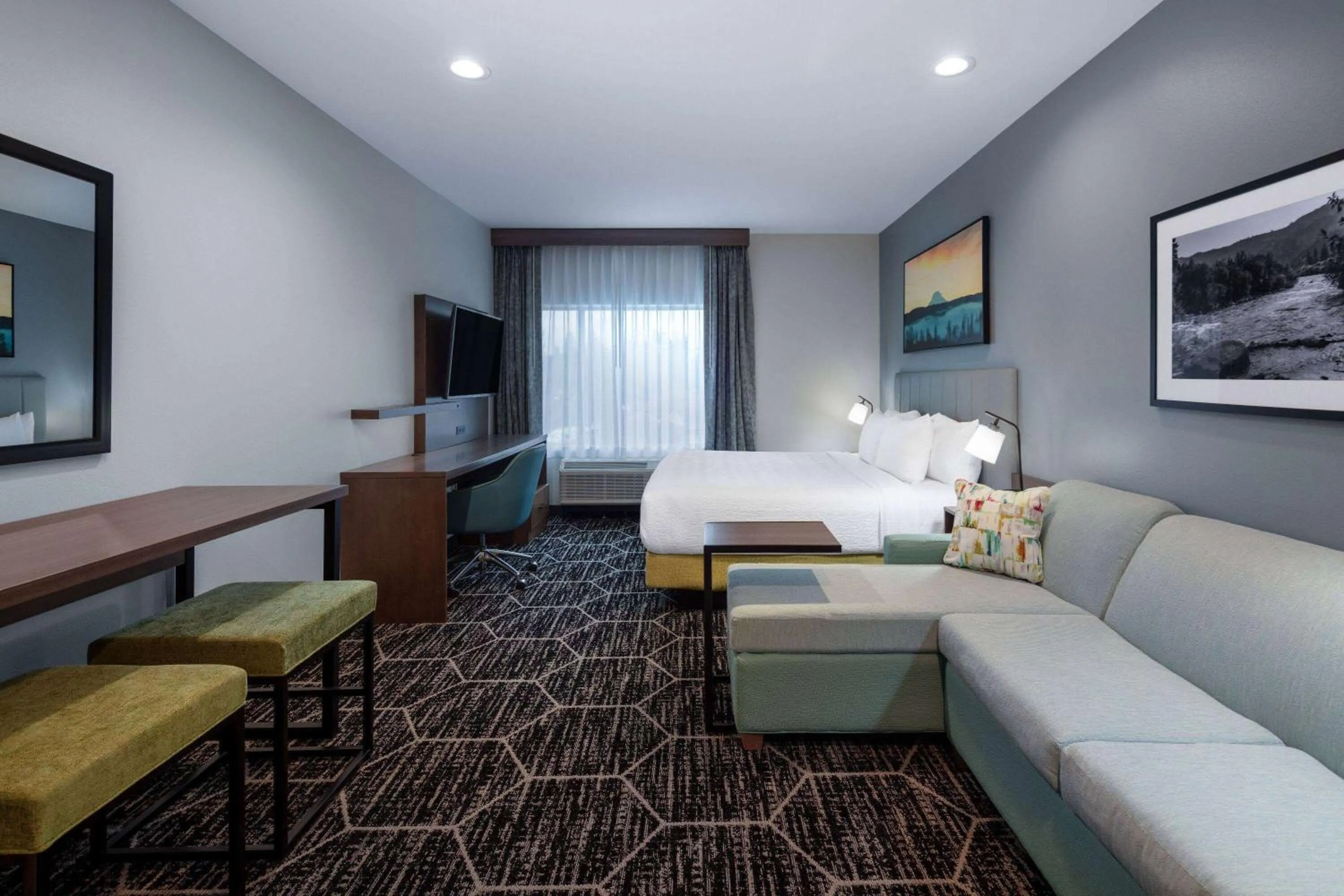 Bed in La Quinta Inn & Suites by Wyndham Centralia