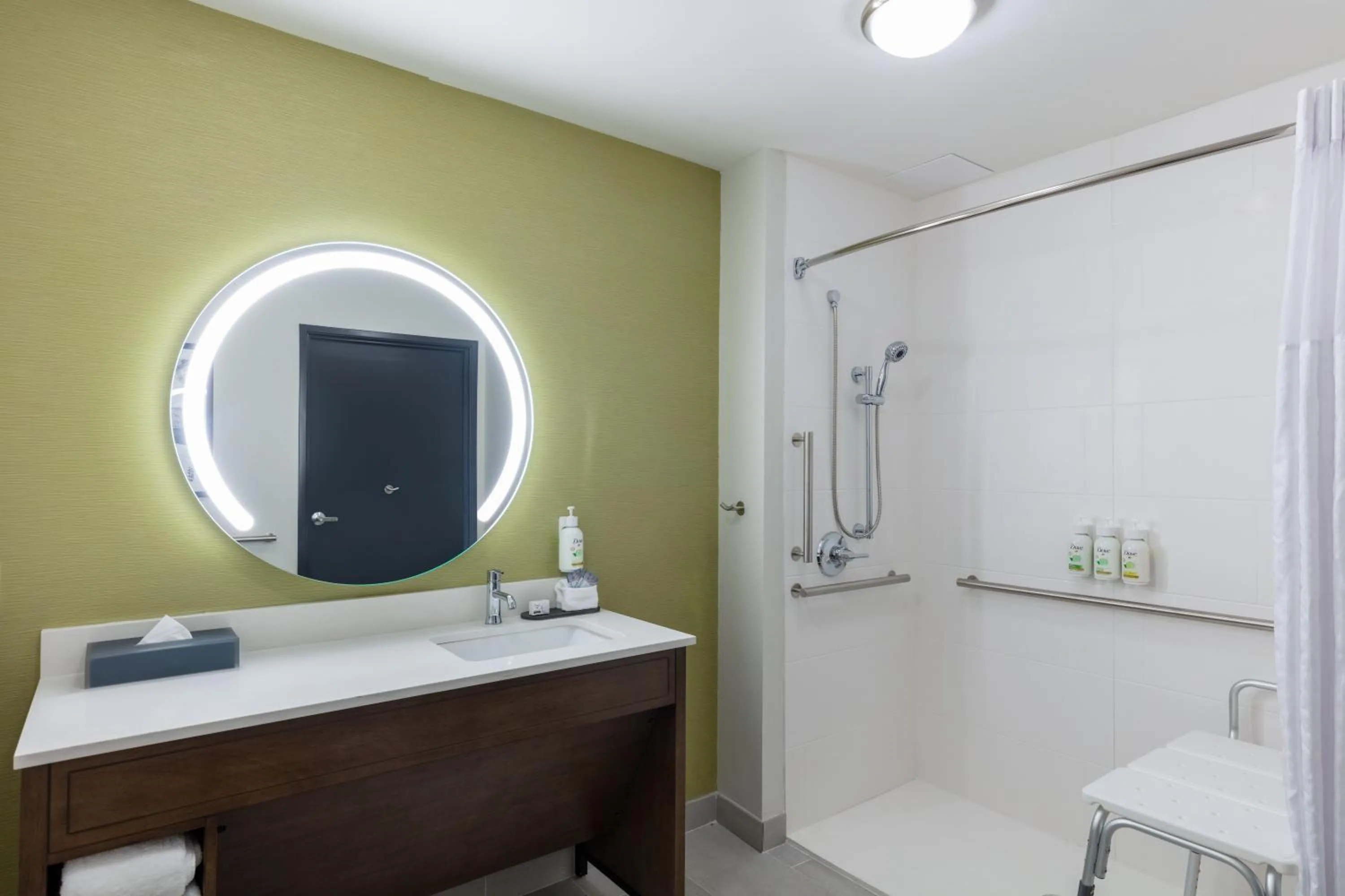 Shower in La Quinta Inn & Suites by Wyndham Centralia