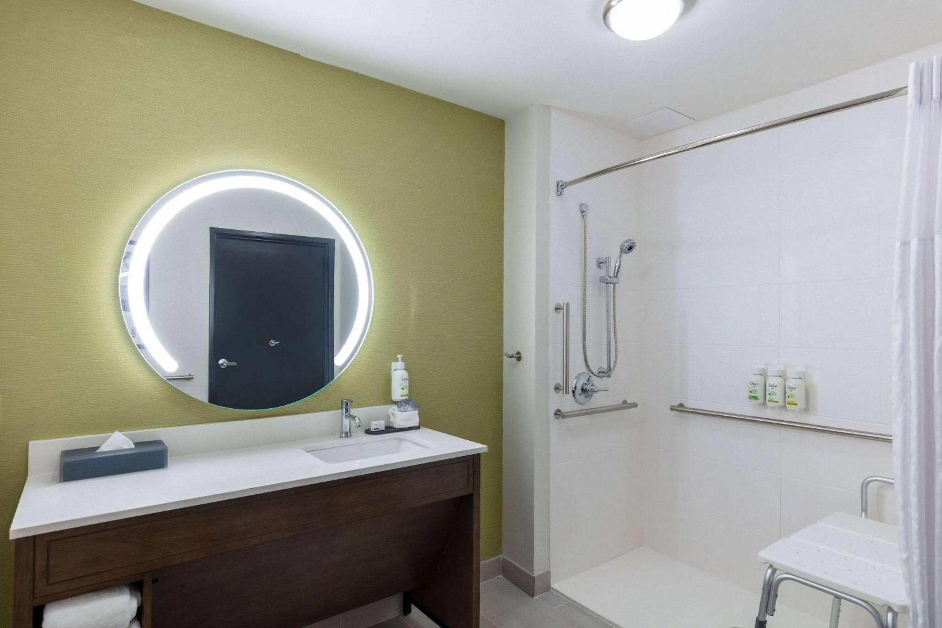 Shower in La Quinta Inn & Suites by Wyndham Centralia