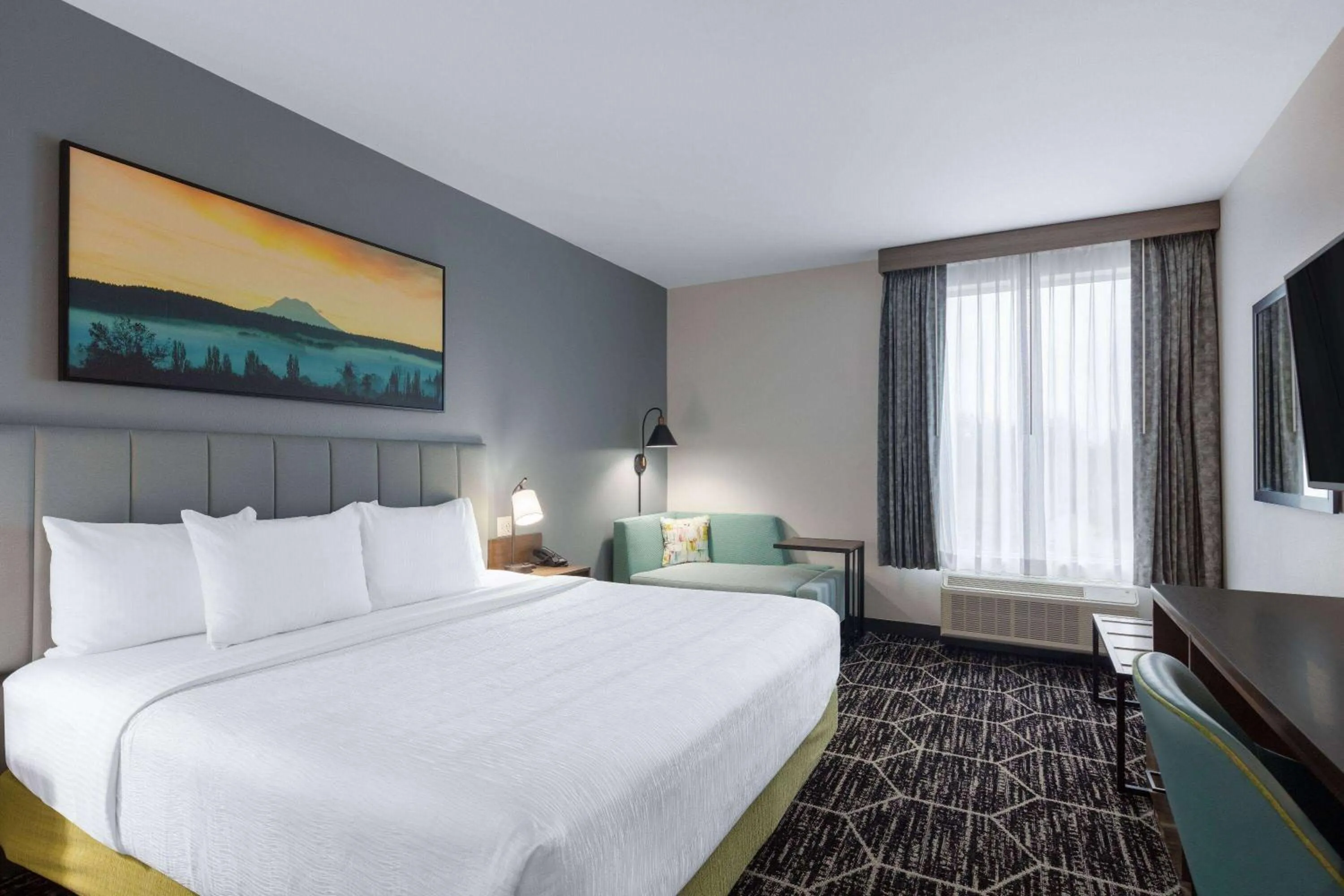 Photo of the whole room, Bed in La Quinta Inn & Suites by Wyndham Centralia