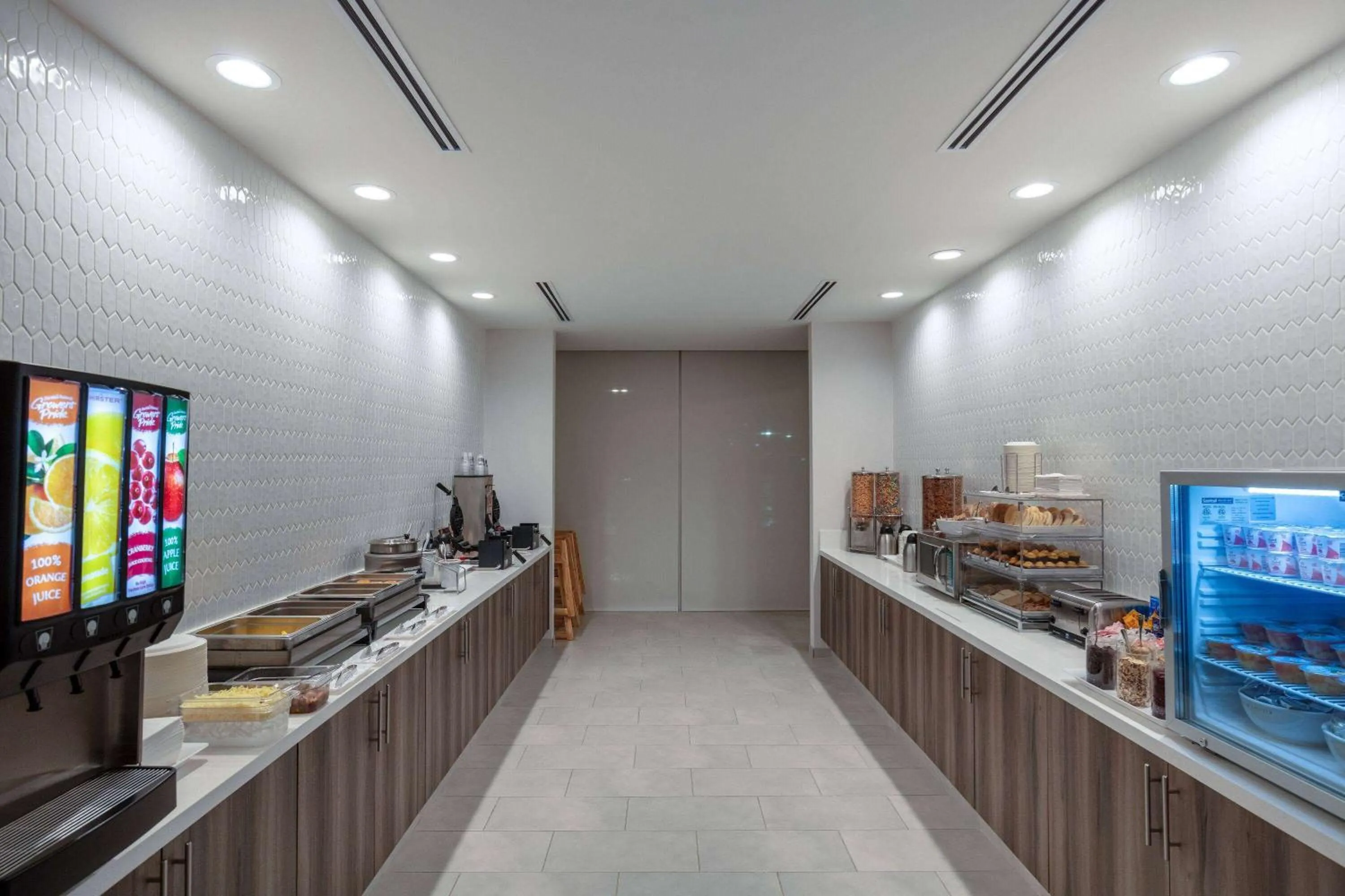 Breakfast in La Quinta Inn & Suites by Wyndham Centralia