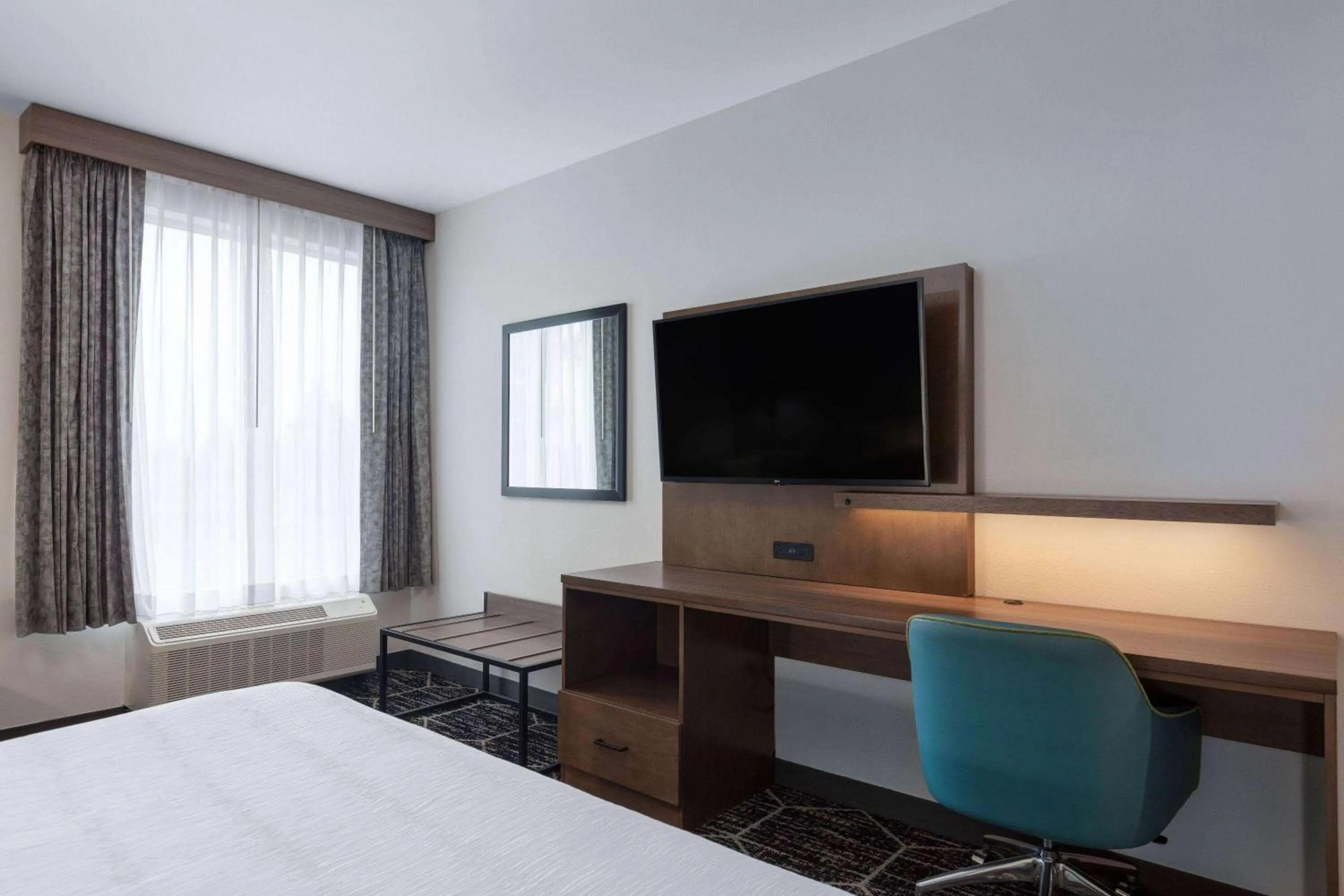 Photo of the whole room, Bed in La Quinta Inn & Suites by Wyndham Centralia