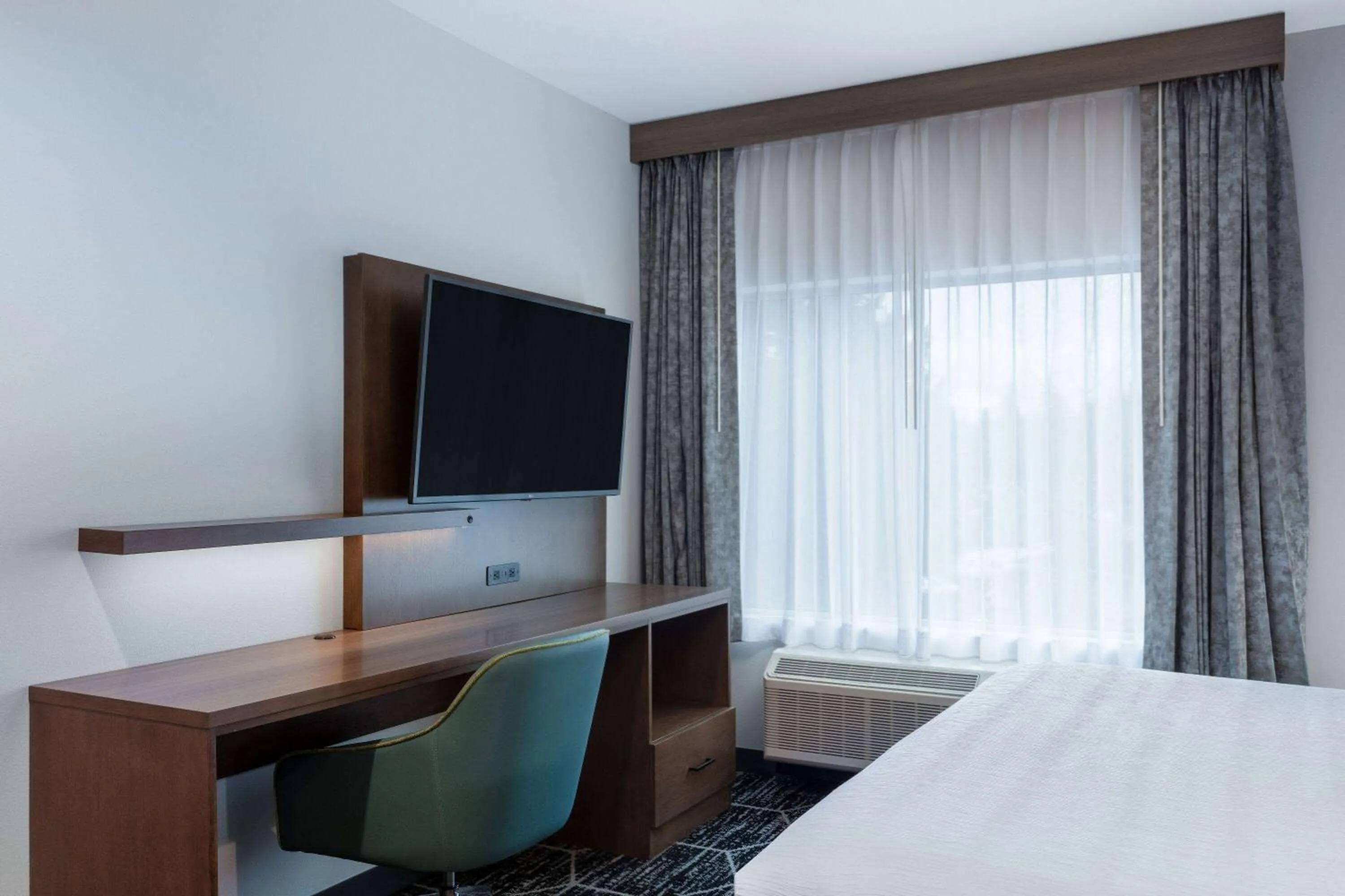 Bed in La Quinta Inn & Suites by Wyndham Centralia