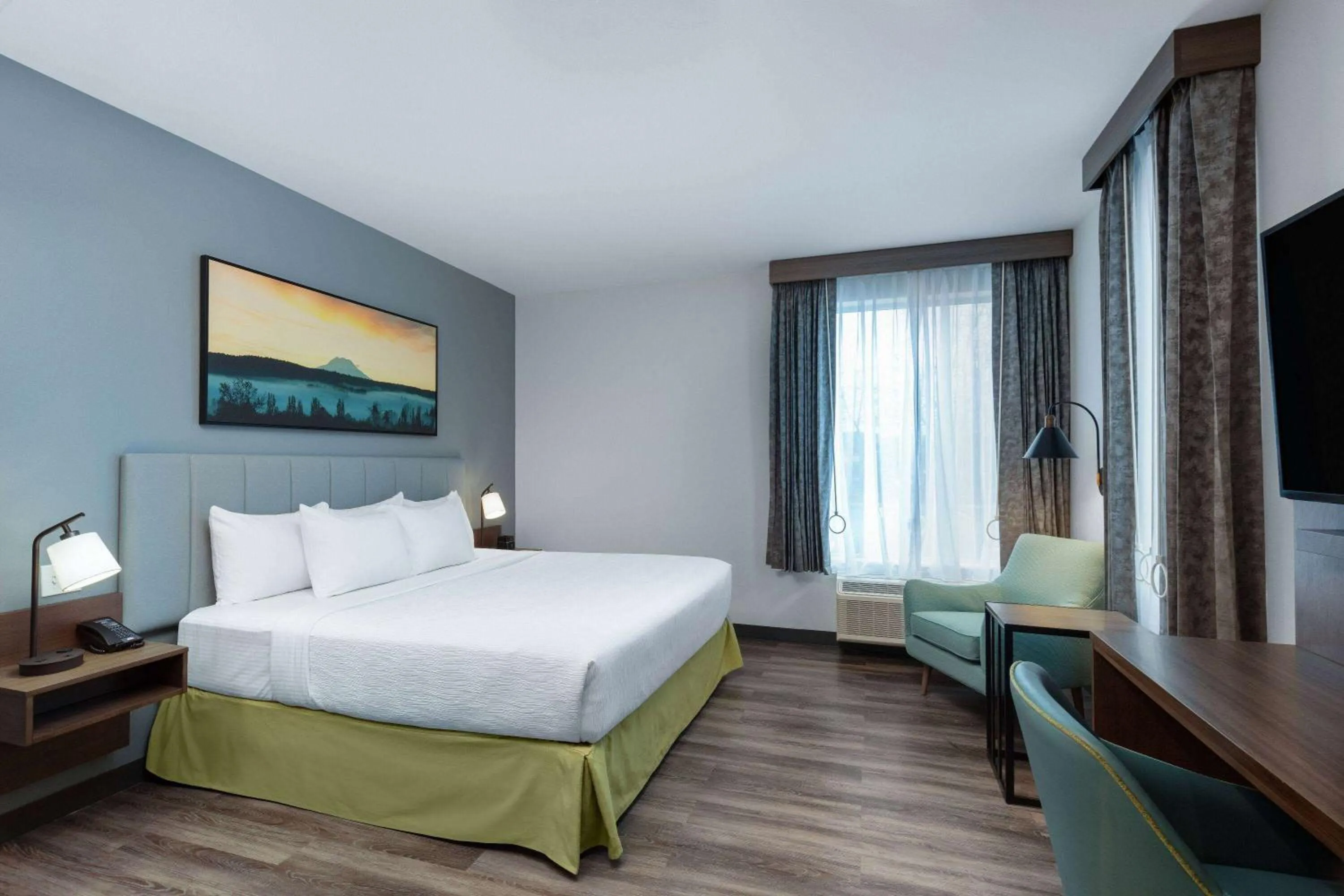 Photo of the whole room, Bed in La Quinta Inn & Suites by Wyndham Centralia