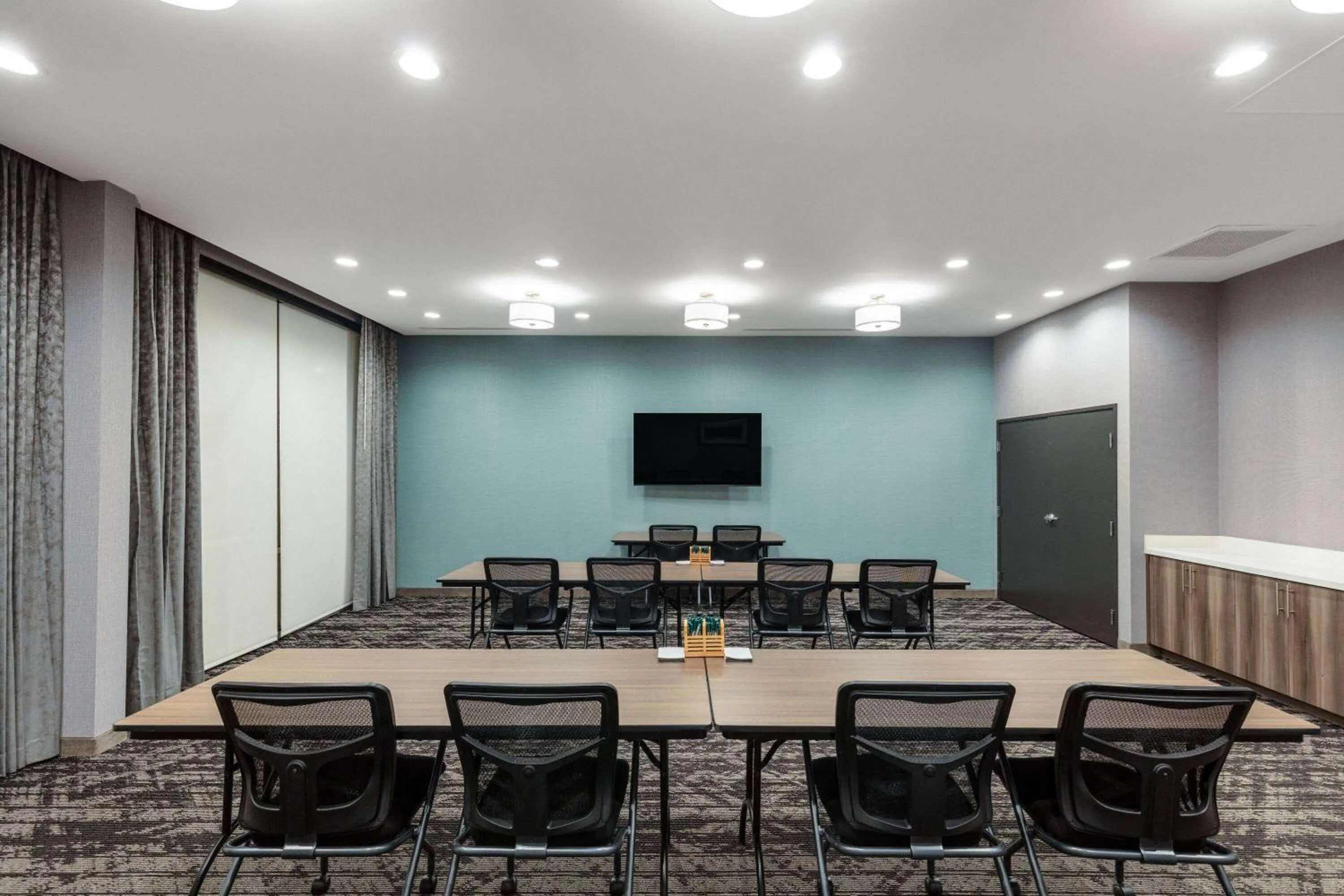 Meeting/conference room in La Quinta Inn & Suites by Wyndham Centralia
