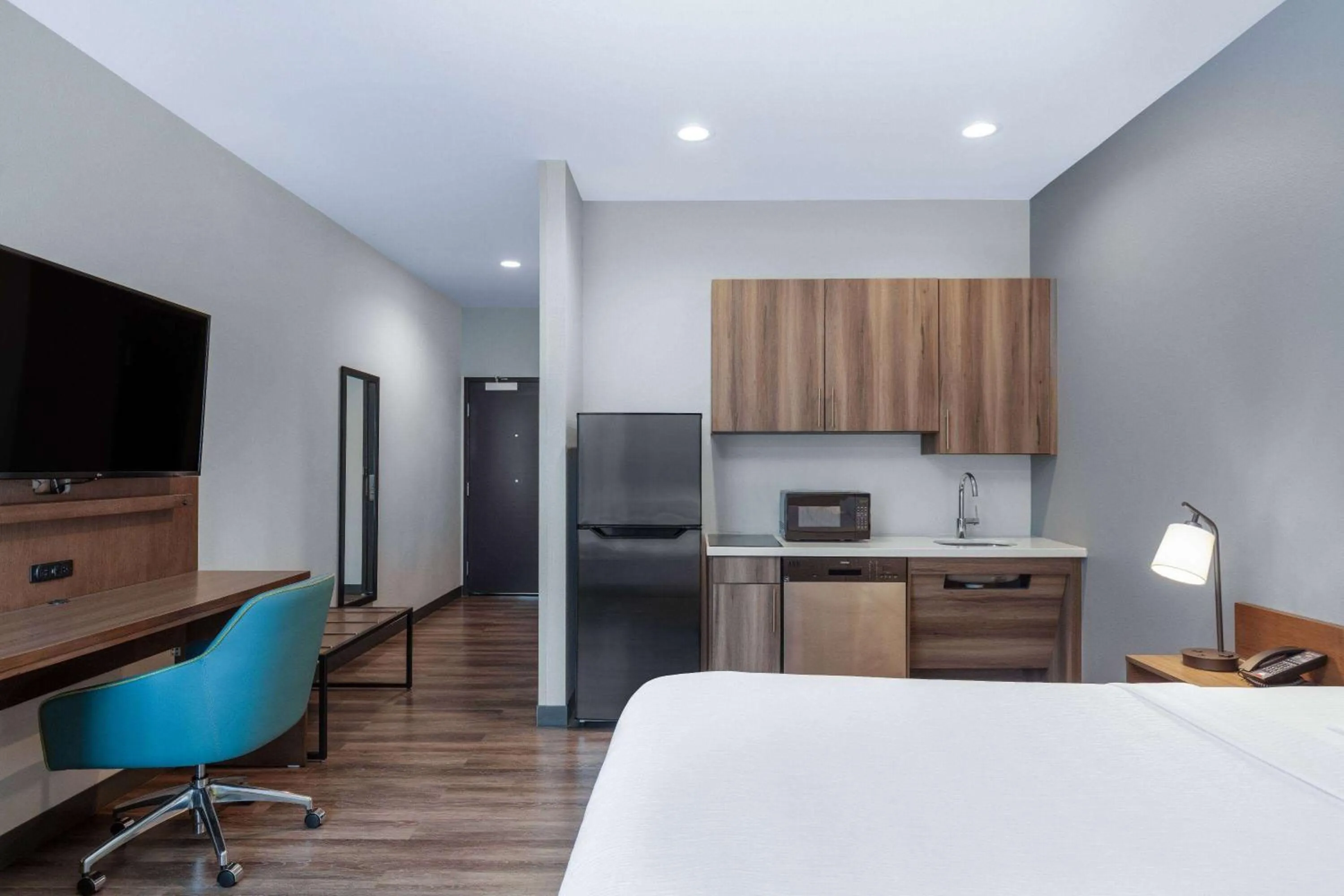 Photo of the whole room, Bed in La Quinta Inn & Suites by Wyndham Centralia