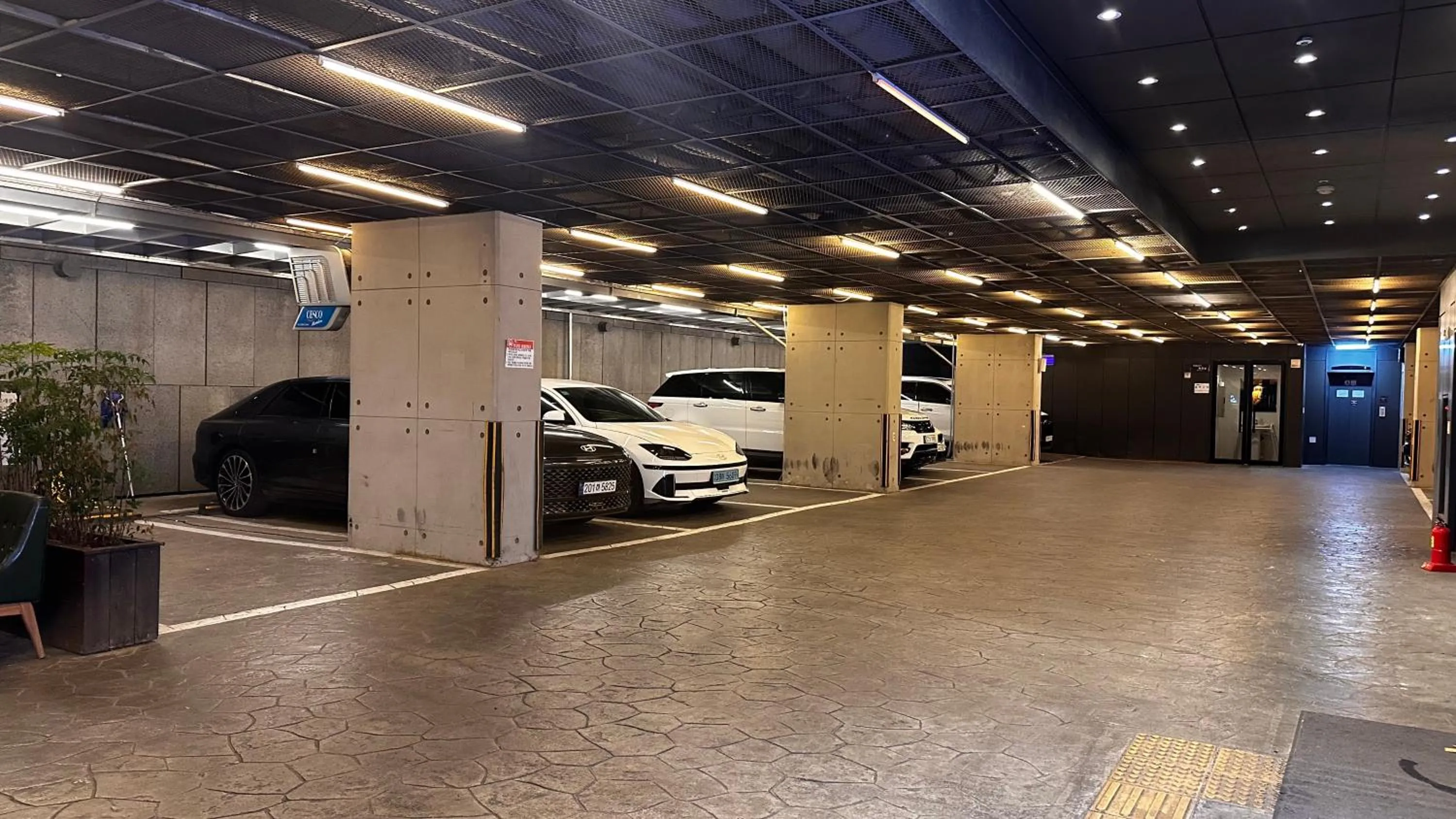 Parking in JB Design Hotel
