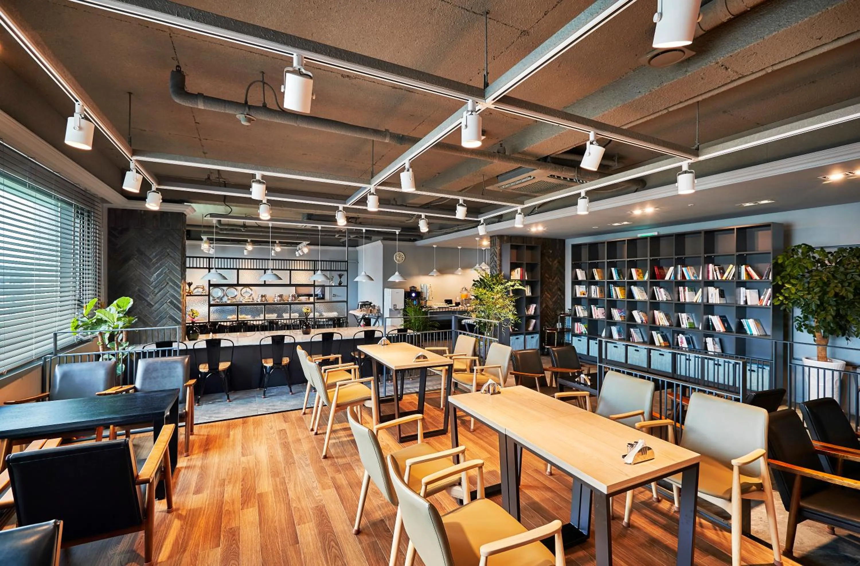 Restaurant/places to eat in JB Design Hotel